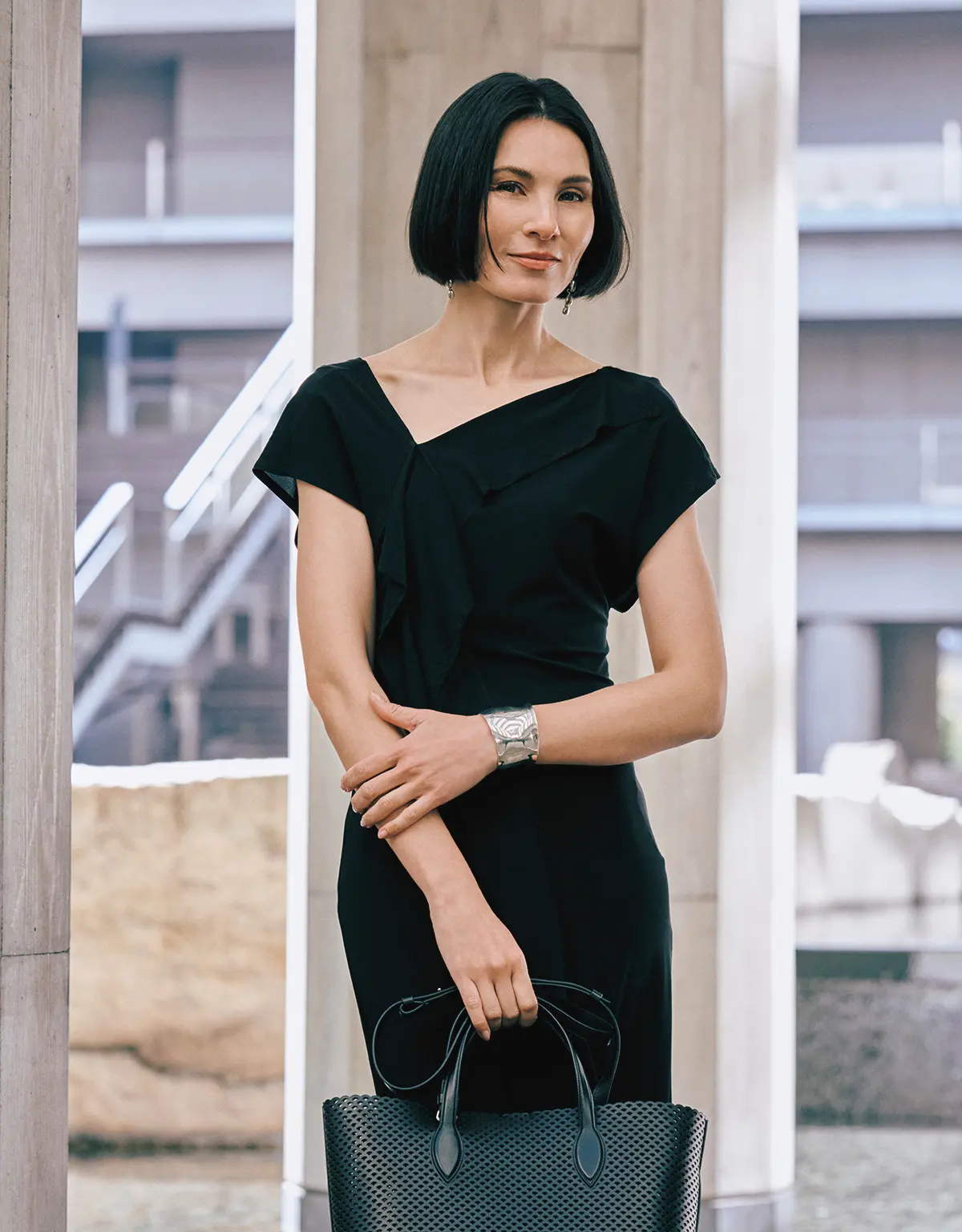 アシンメトリーなネックラインで 鎖骨の存在感をアピールして