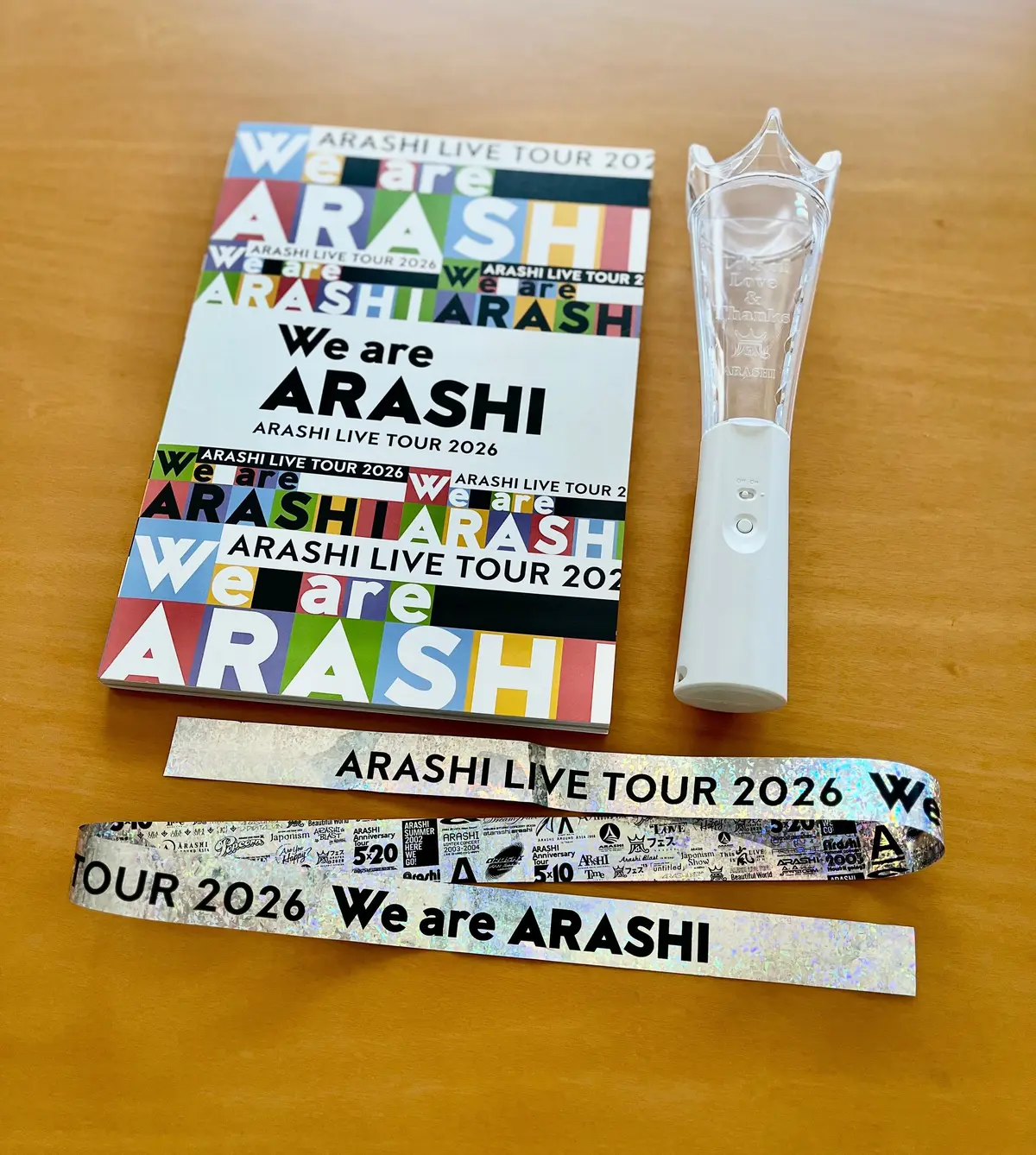 「We are ARASHI ARASHI LIVE TOUR 2026」のパンフレット、ペンライト、銀テープなど