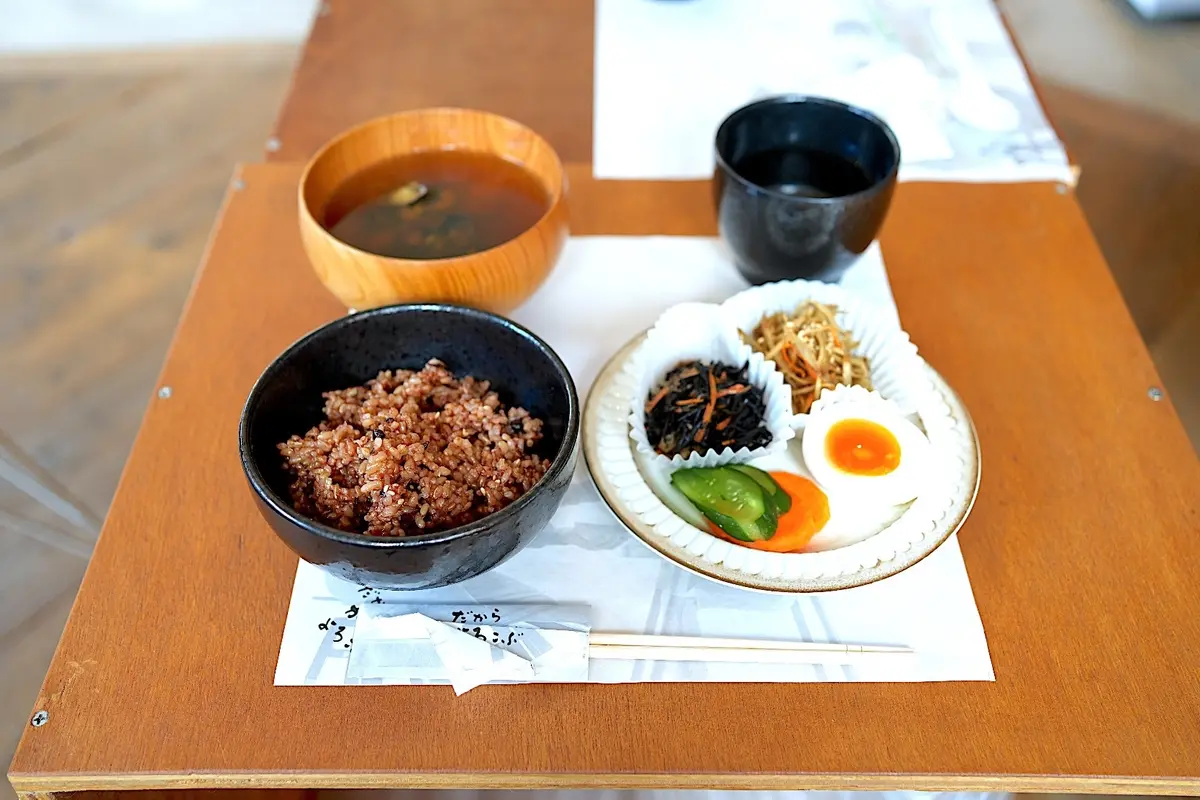 UNIF酵素玄米屋「だから　からだ　よろこぶ」腸活弁当（週末限定）＆しじみ汁