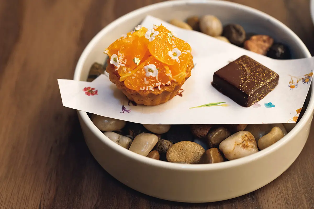 コースの締めくくりはショコラと柑橘 のタルト。アシェット・デセール6皿＋ドリンク￥16,500