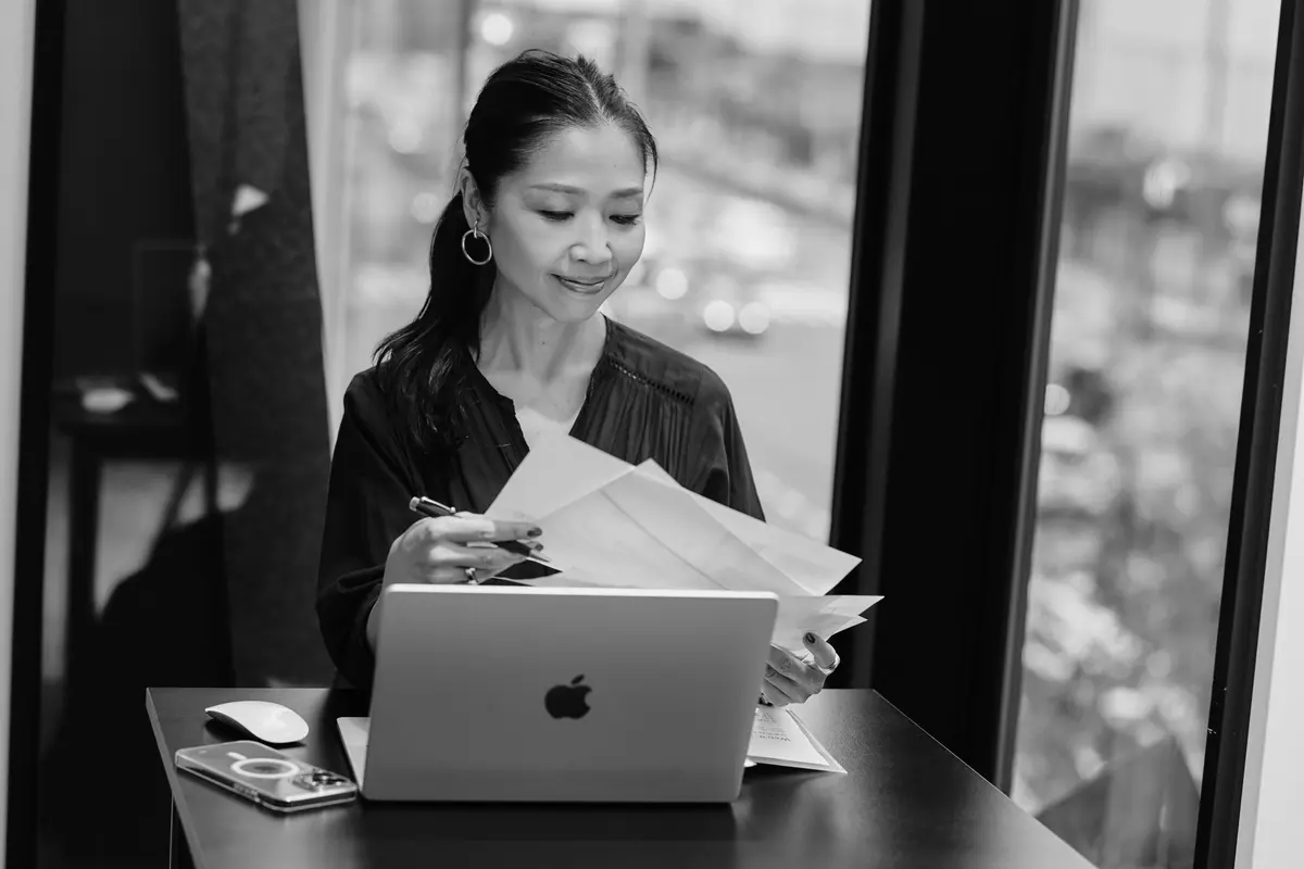 女性起業家　株式会社 BEAT BRAND DESIGN 代表取締役 渡邉和子さん（56歳）　仕事中の写真