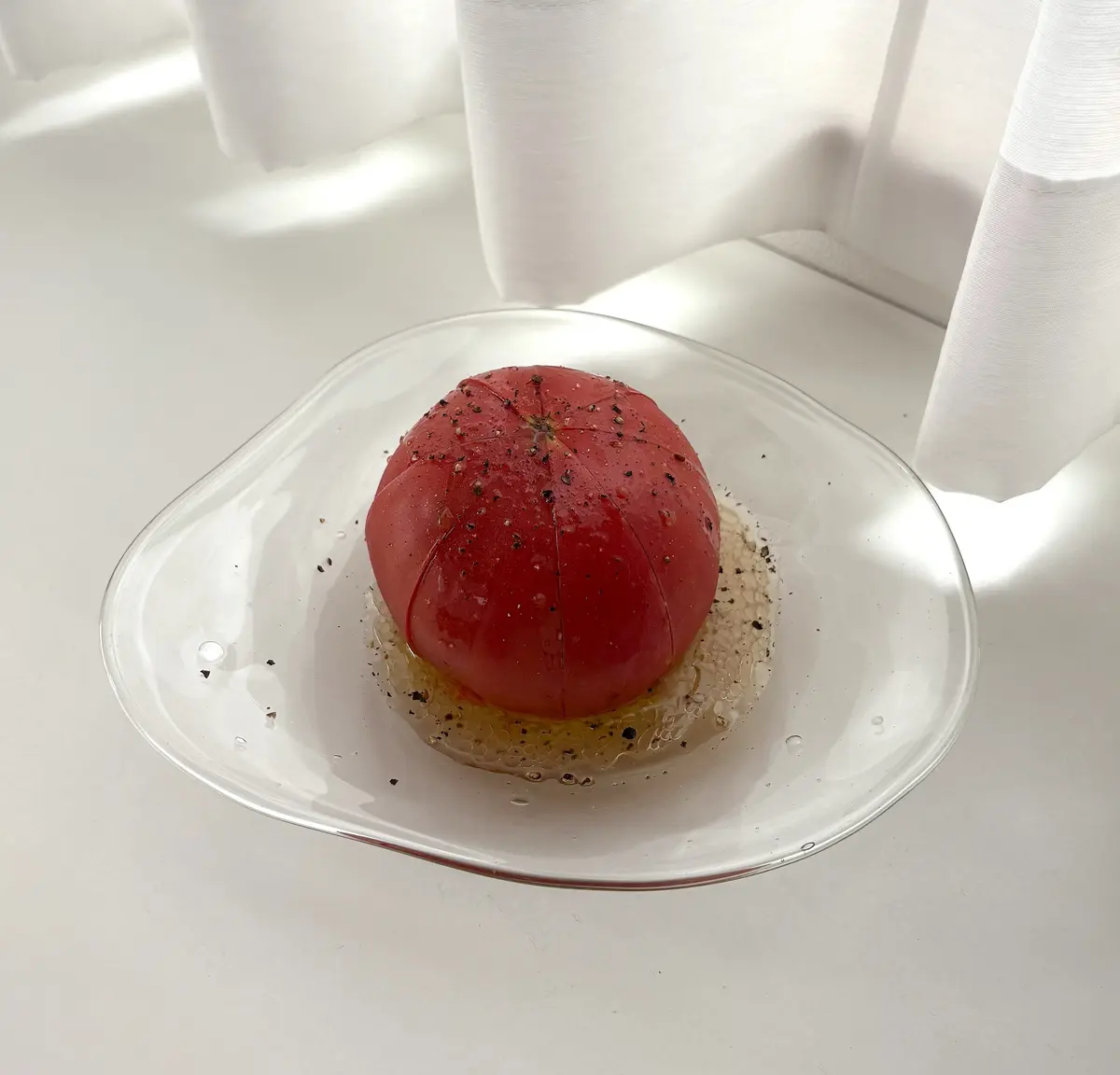 作家のおおやぶみよさんのガラスの器「スピカプレート」にのせた、冷やしトマト。手軽で夏にぴったりの一皿。