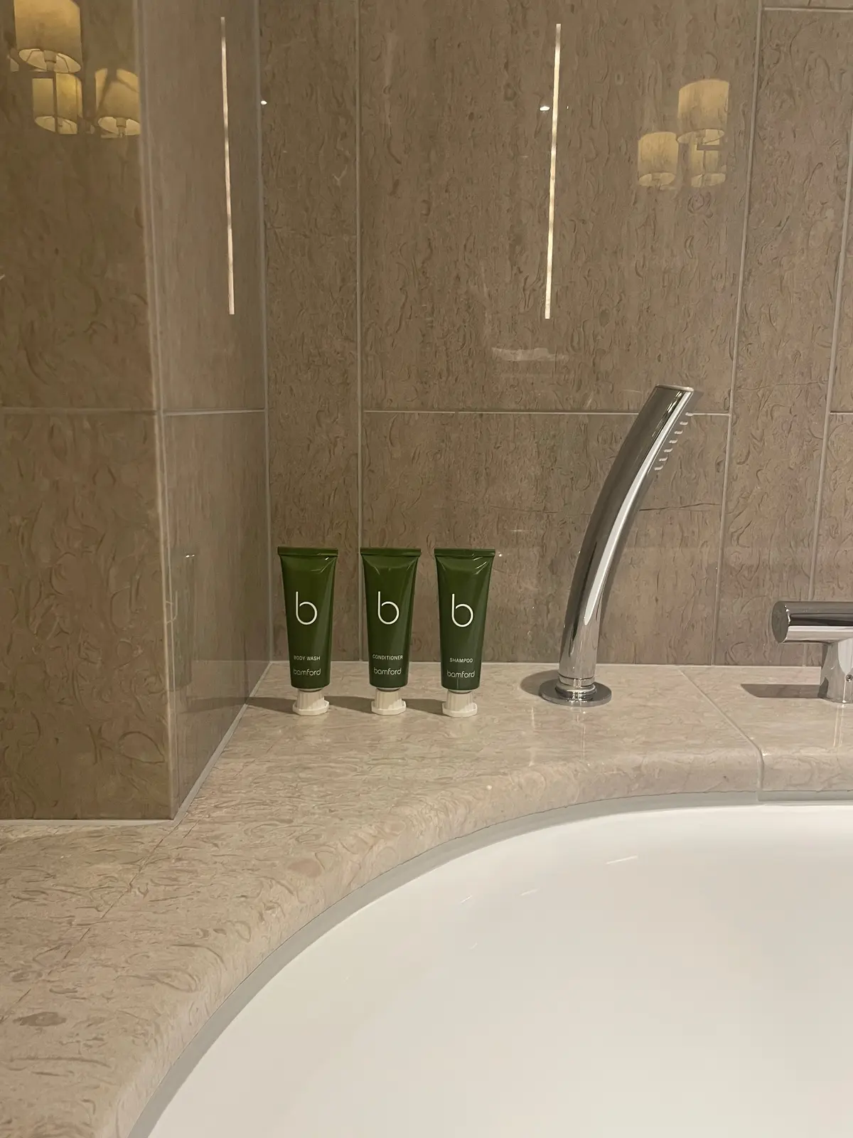 パレスホテル　デラックスツイン・キング with バルコニー 浴室　アメニティ