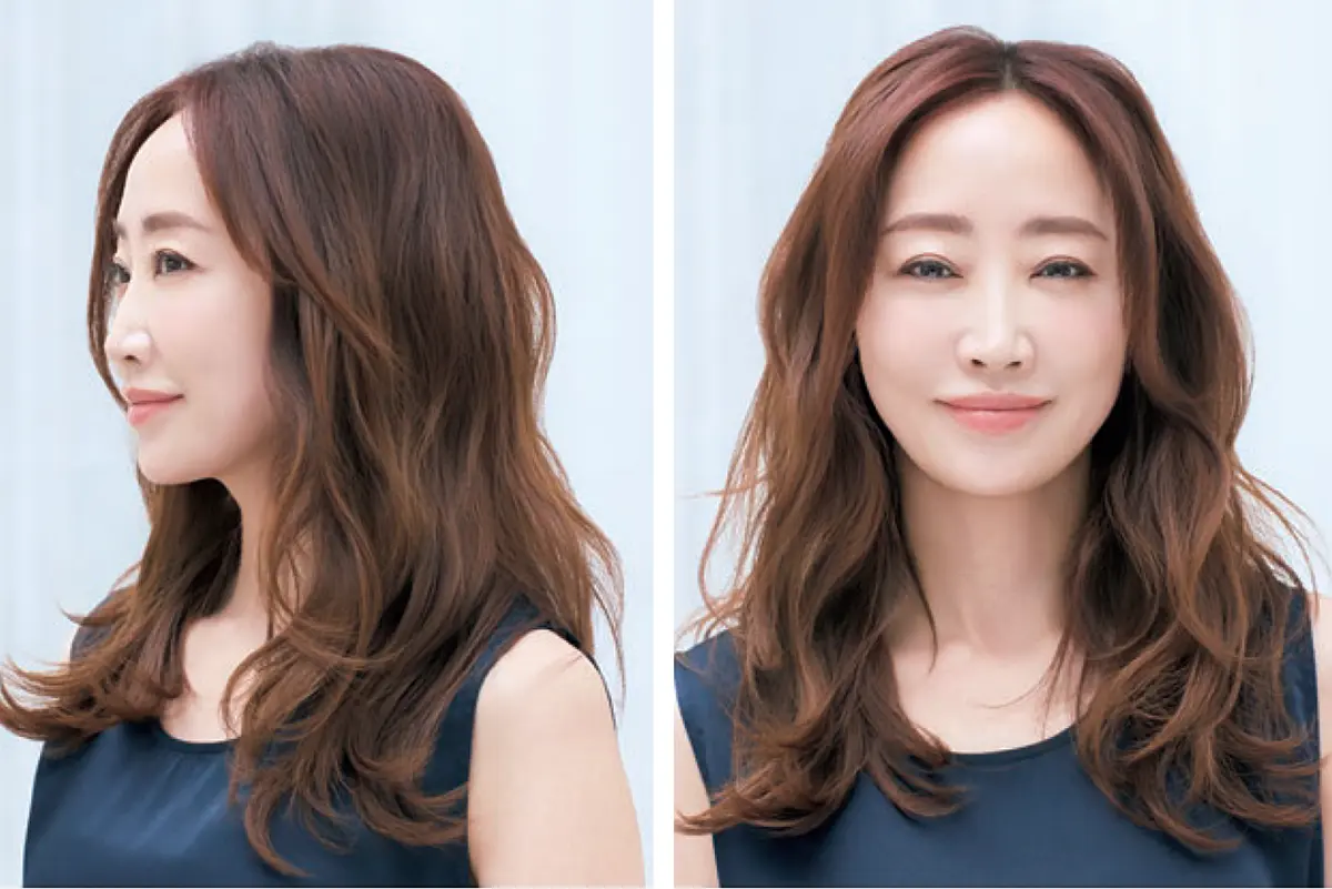 ヘアアイロン　仕上がり　こなれたニュアンスを演出できる波巻きは、脱力感のある軽やかな印象に。「この巻き方は それだけで今っぽい雰囲気に。カジュアルな服が合わせやすくなります」