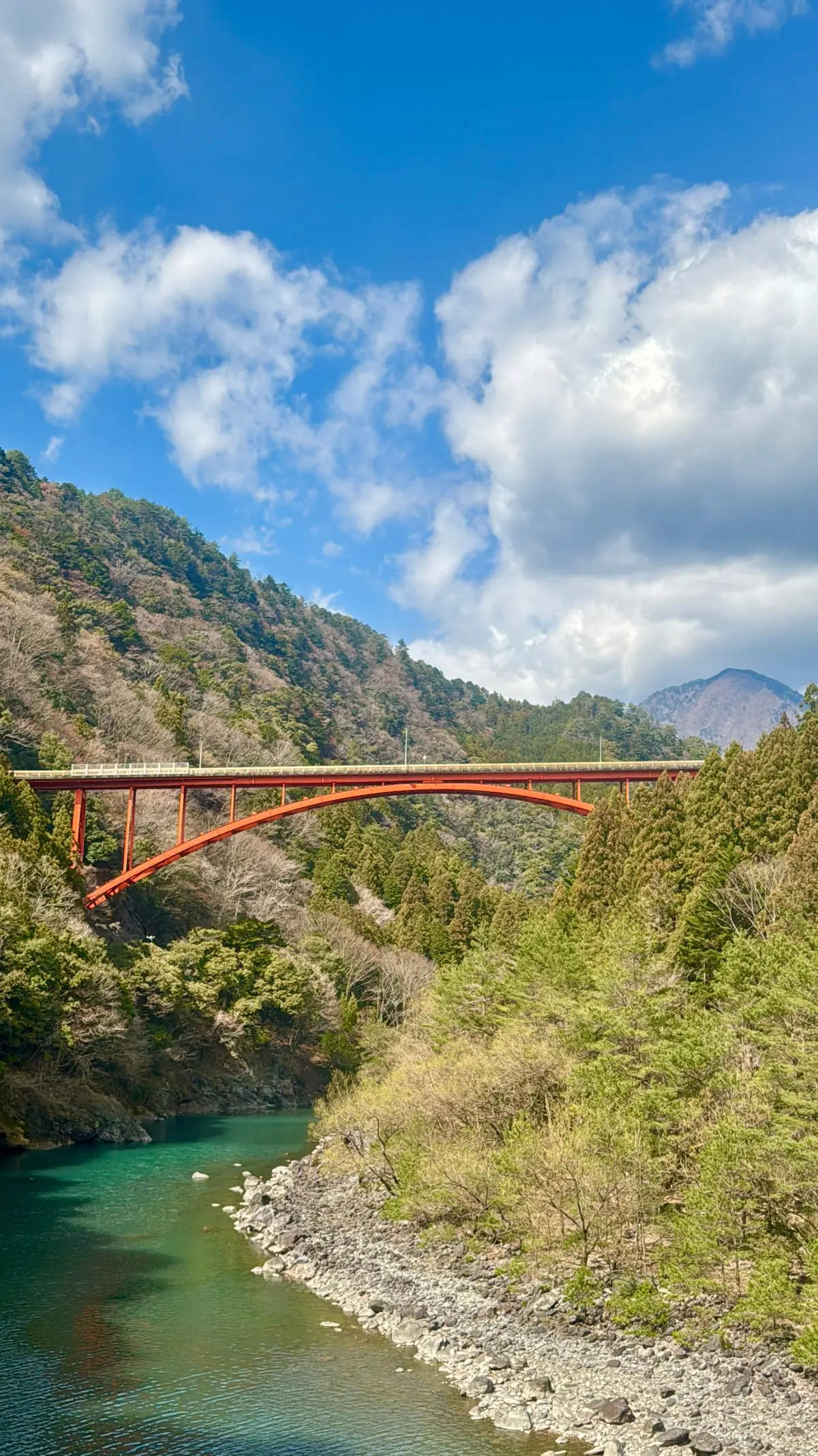【絶景秘境】エメラルドグリーンの湖に浮かの画像_11
