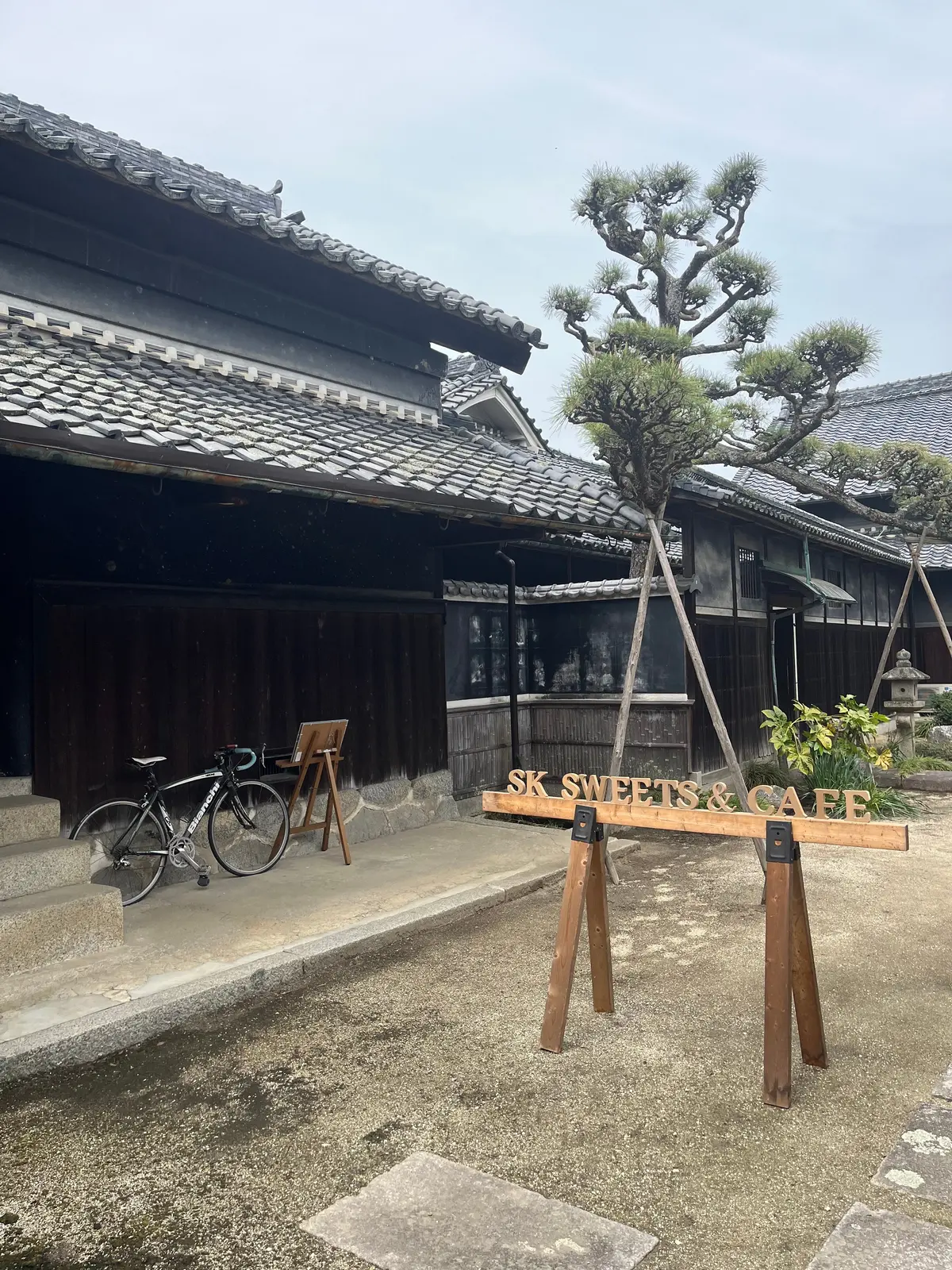 門から母屋に続く