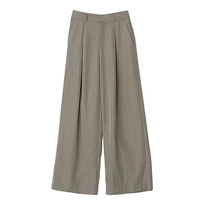 グレーのワイドレッグパンツ。センタープレスが入り、裾に向かって緩やかに広がったシルエット。ハイウエストで、シンプルなデザイン。