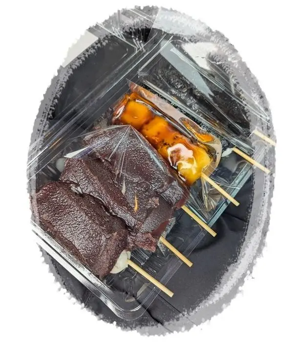 透明な容器に入った串団子。あんこ、みたらし、黒胡麻の3種の味。