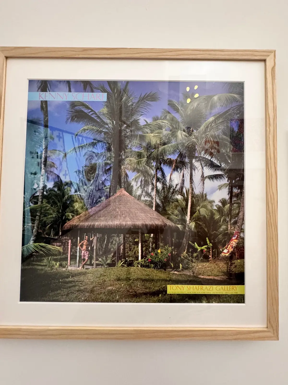 木製の額縁に入った、3枚の風景写真が並んだ作品。左から、緑豊かな山々と空、砂漠のような風景、そして夕焼けの海。右隣には、Tony Shirazi Galleryのロゴが見える。