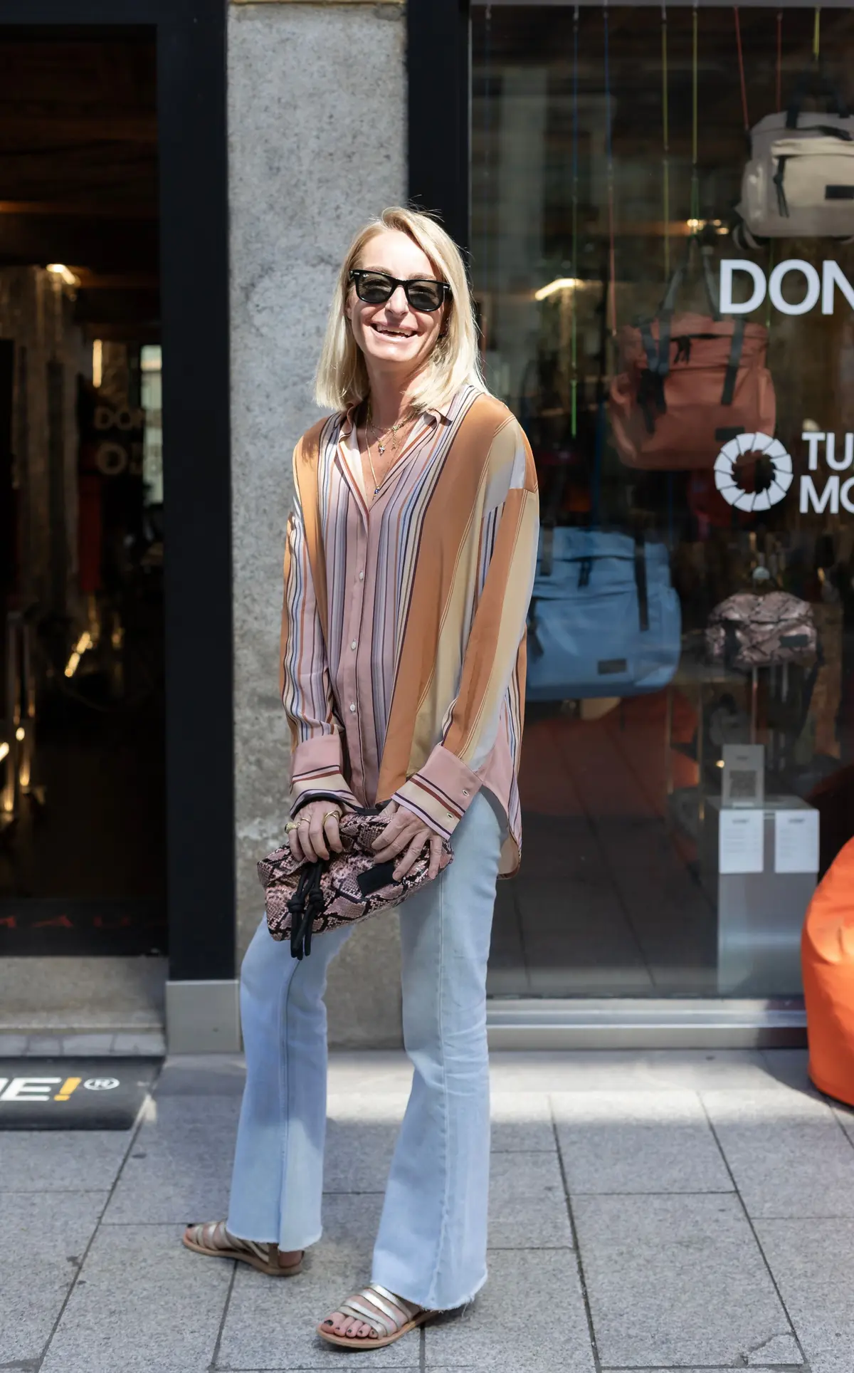 ブーツカットデニムパンツ とろみシルクシャツ　サングラス　夏コーデ　海外ファッションスナップ
