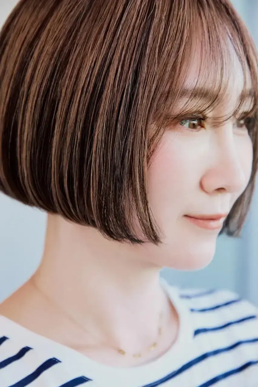 ハイライト風に見せるためには、ストレートヘアのデザインを組み合わせるのがおすすめ。