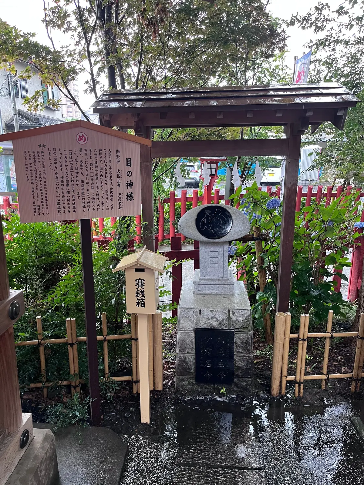 石造りの鳥居と手水舎、緑豊かな庭園に囲まれた神社の参道