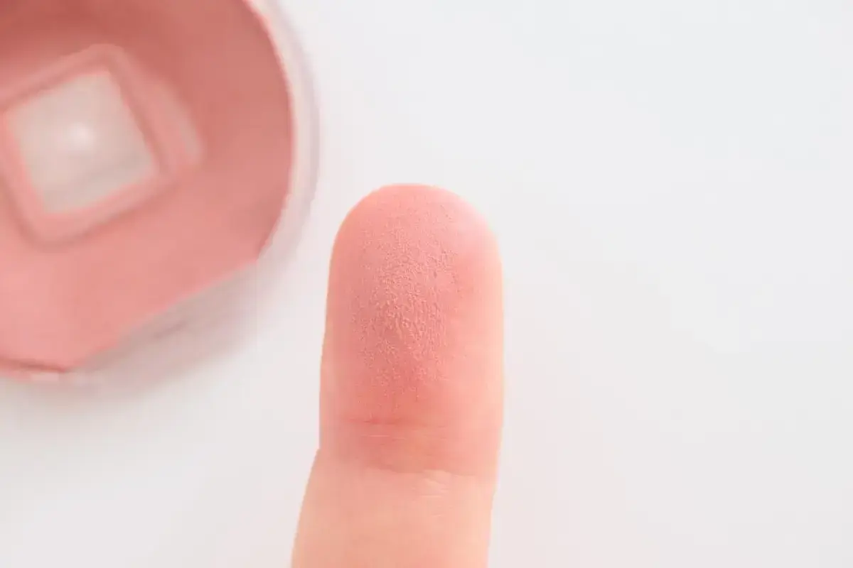 中指に、指紋が見える程度にクリームタイプのフェイスカラーをほんの少量取り