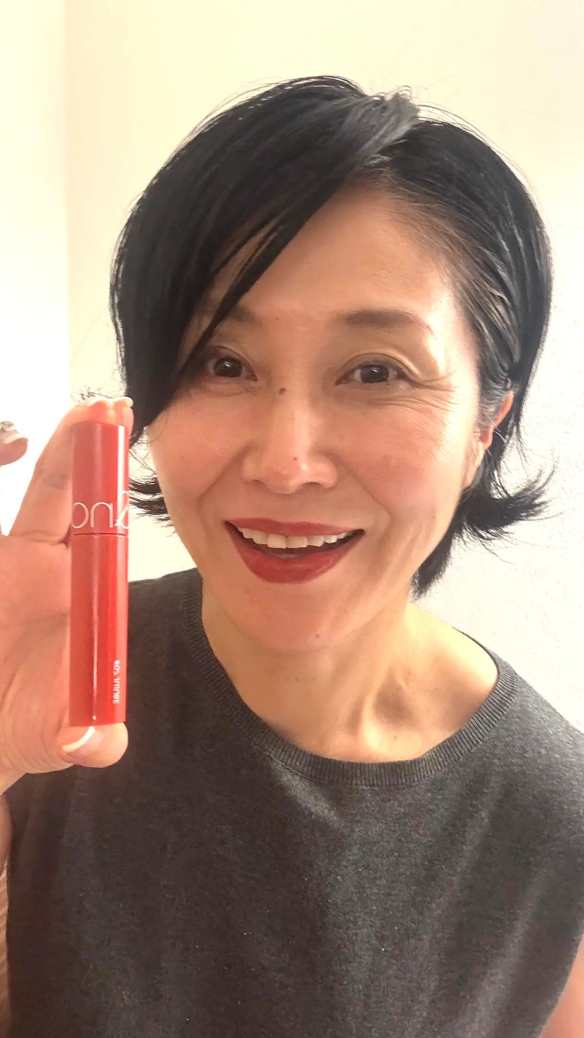 購入品のロムアンドの赤いリップをつけた様子