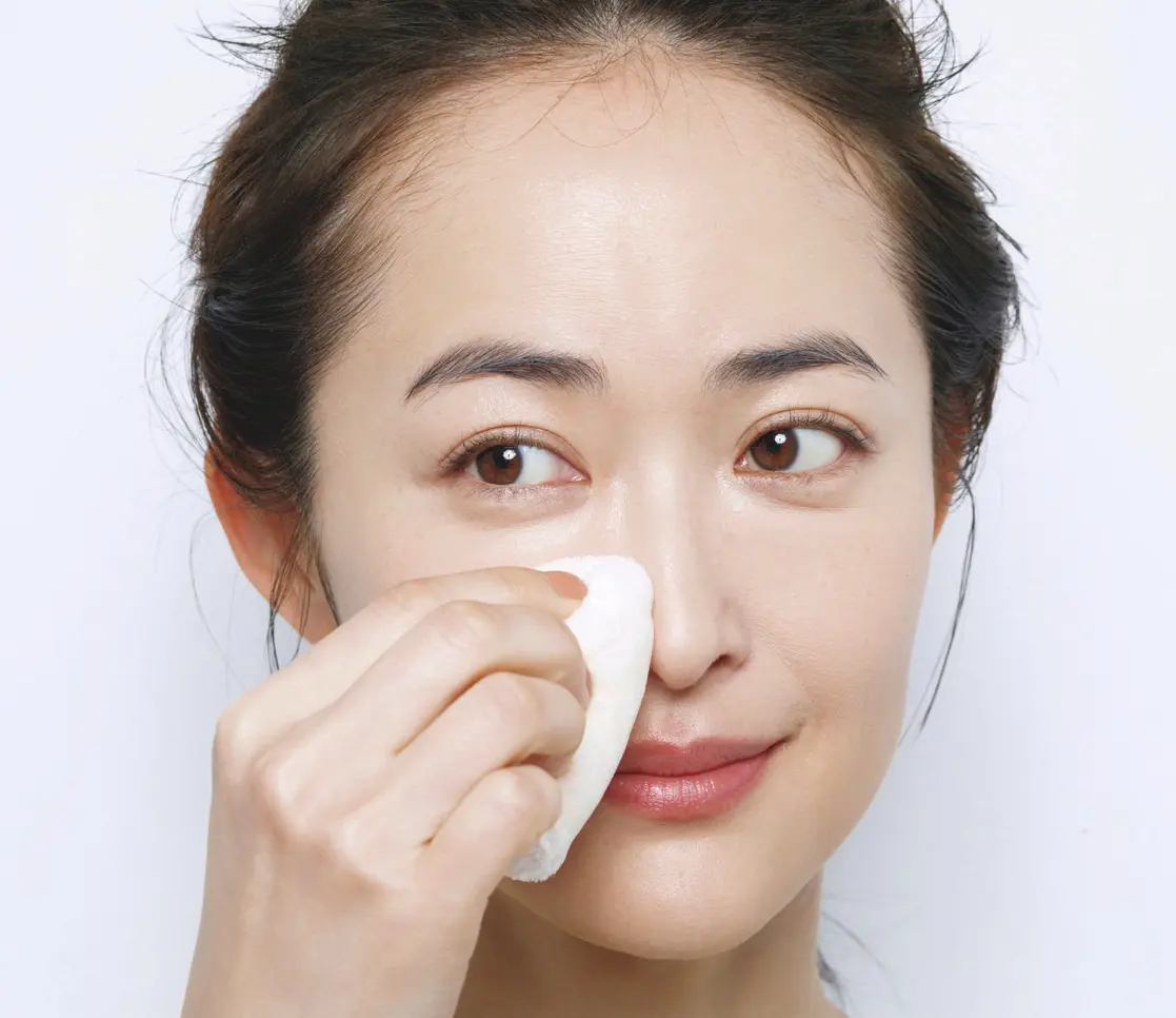 細部はパフを折って入れ込んで　50代の“年相応”ベースメイク、長井かおりの最適解