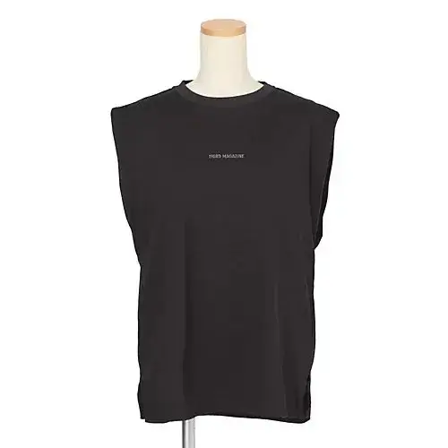 黒色のスリーブレスTシャツ。胸元に白字で「THIRD MAGAZINE」のロゴがプリントされている。マネキンが着用している。