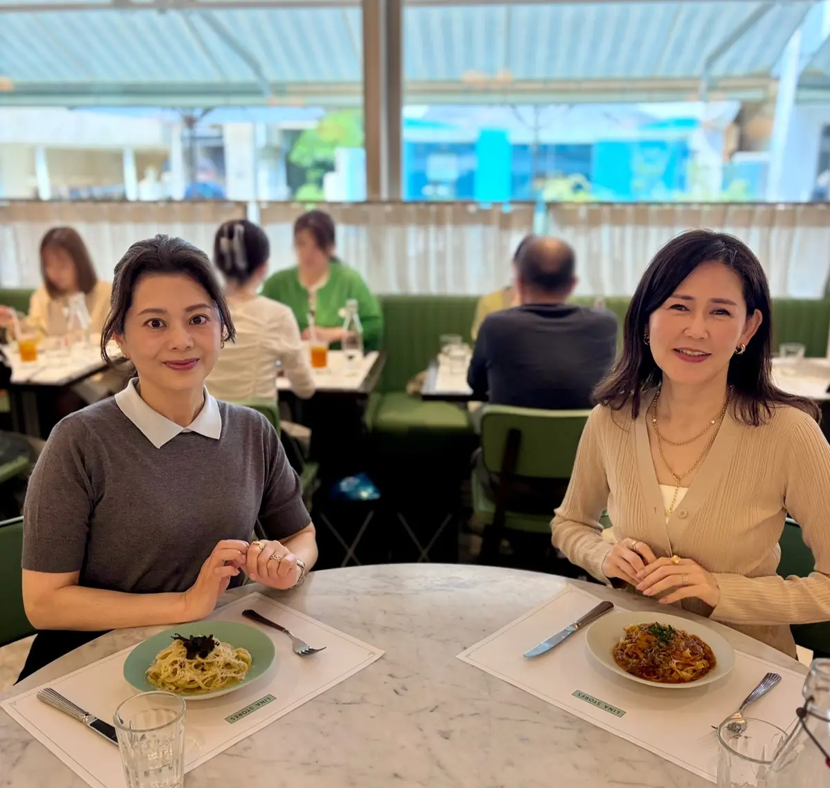 表参道 リナストアズ LINA STORES ランチ 女子会 Jマダム 50代コーデ 半袖ニット きれいめカジュアル 同期