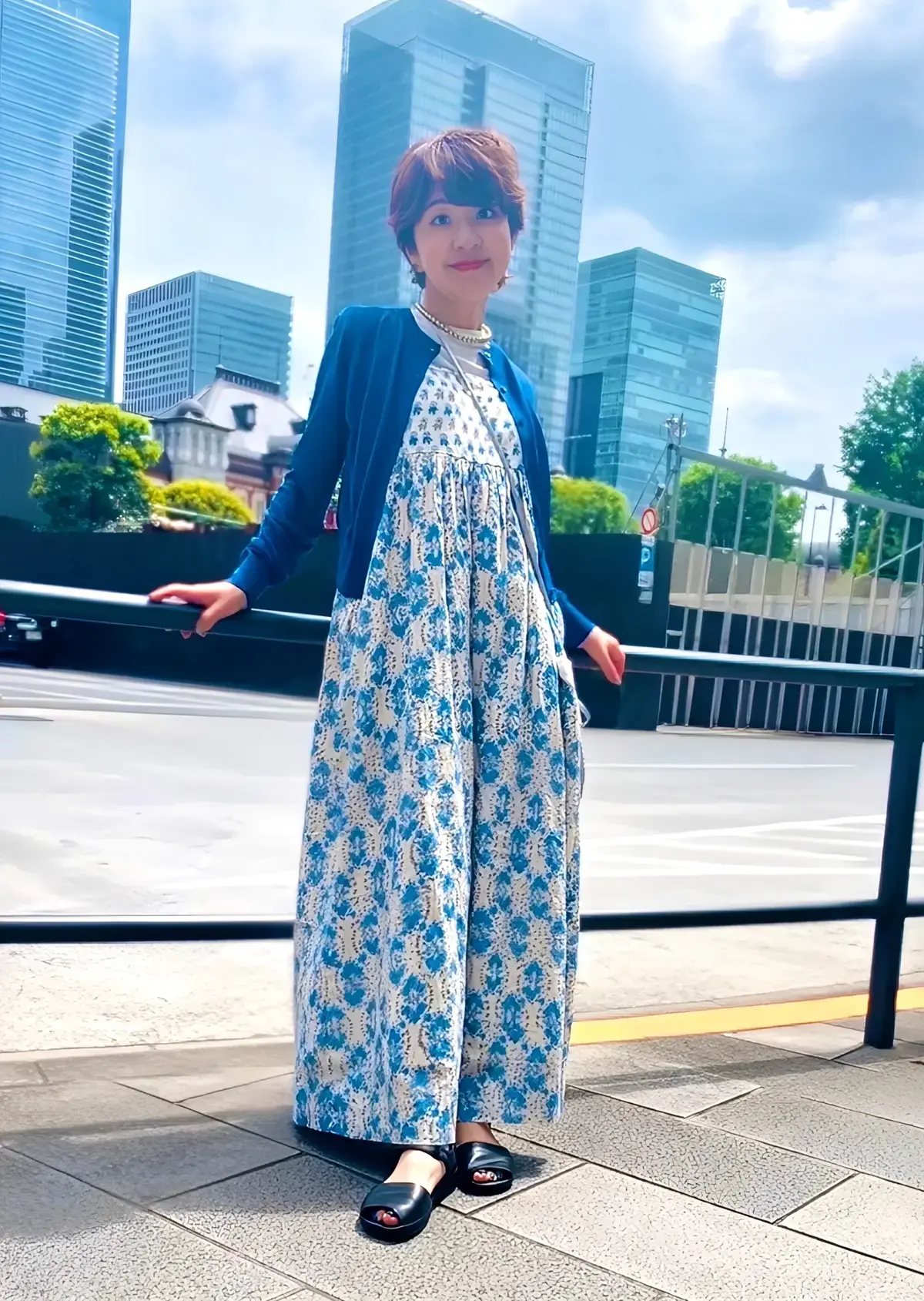 UNIQLOのブルーのカーディガン　オールインワン　春コーデ