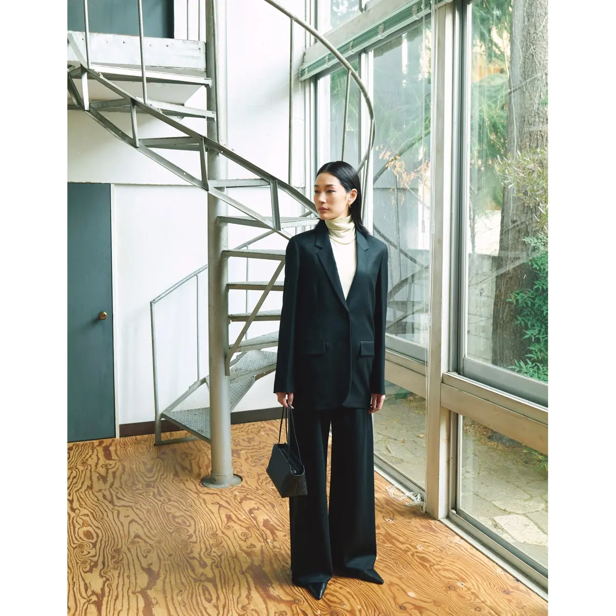 黒テーラードジャケットとパンツのセットアップに白タートルネックを合わせたコーディネート モデル・大塚まゆか