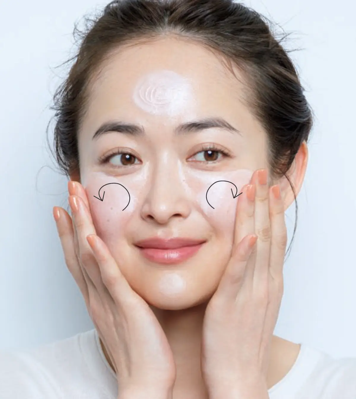 指をくるくるとすべらせて全体に　50代の“年相応”ベースメイク、長井かおりの最適解