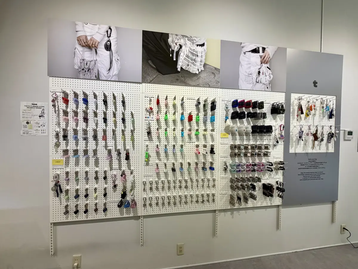 韓国発カスタムキーリングブランド「taag」吉祥寺店の店内写真。壁一面に並ぶキーリングやチェーン、リボン、韓国雑貨風パーツが人気。