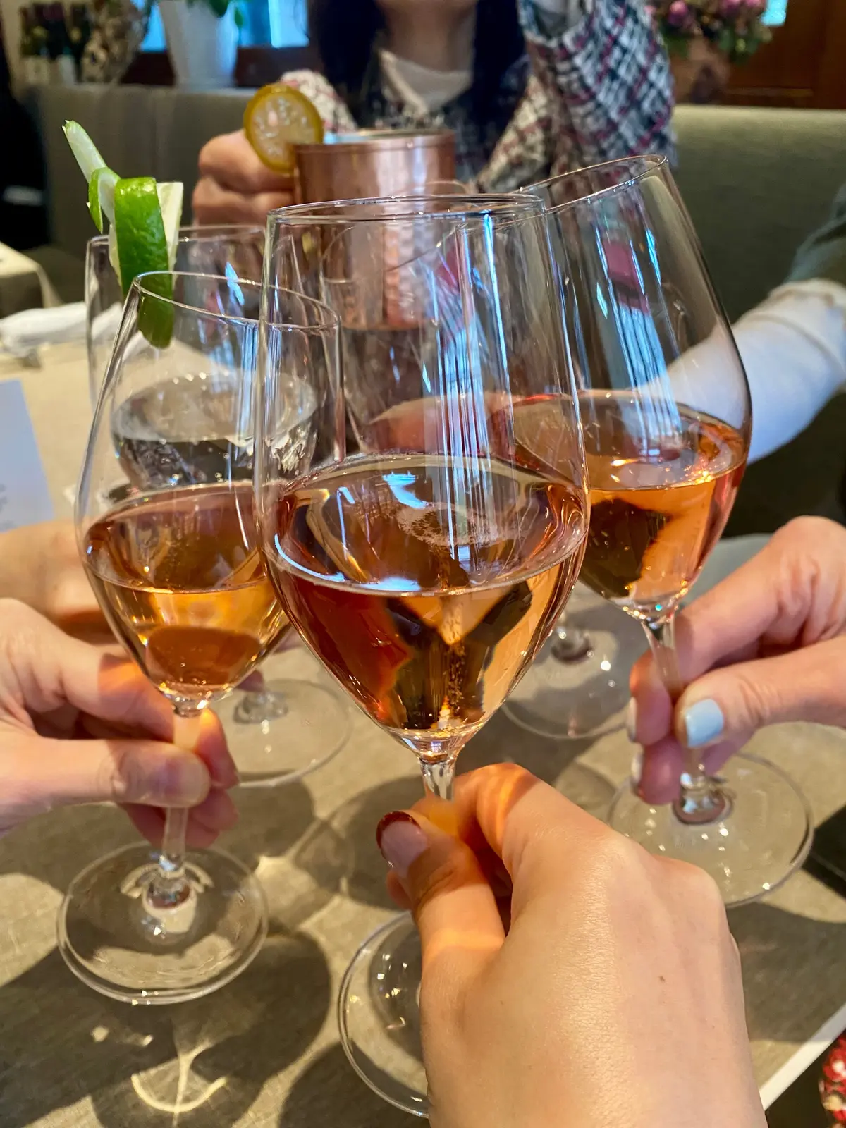 中目黒ランチcoucheでの乾杯シーン ロゼワインと大人のランチ時間