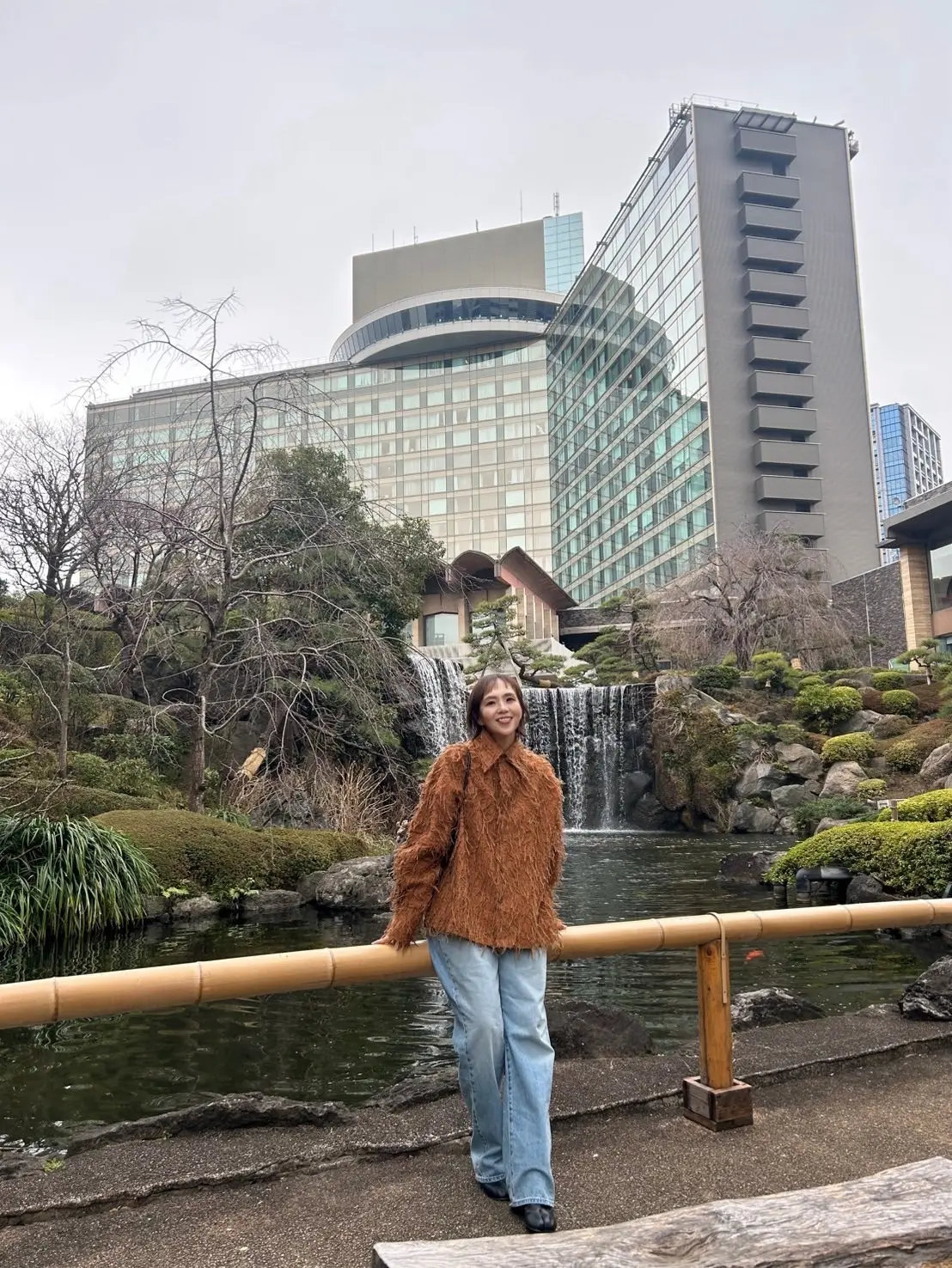 ホテルニューオータニ　ニューオータニ庭　ニューオータニ滝　50代ファッション　アラフィフファッション　フリンジシャツ　デニムコーデ　UNIQLOデニム　50代デニム