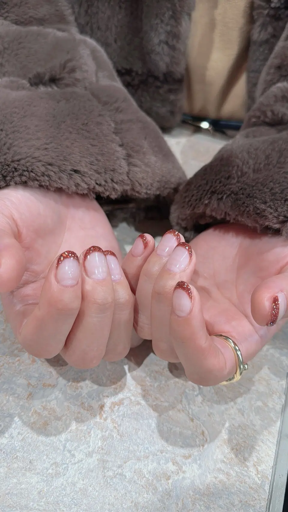 50代女性の手元ケア。プリオールのおしろいハンドクリームで血管や色ムラを自然にカバーし、ブラッシュラメのフレンチネイルが映える美しい手肌。外出前のハンドケア・エイジングケアに。