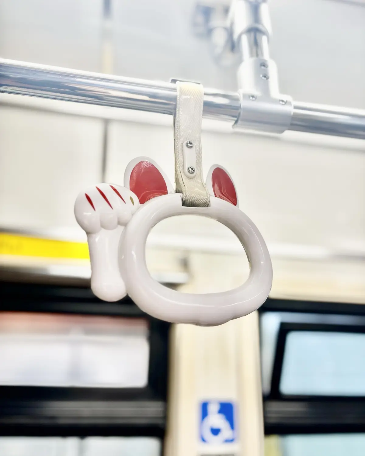 幸運な真似電車の猫の吊り革