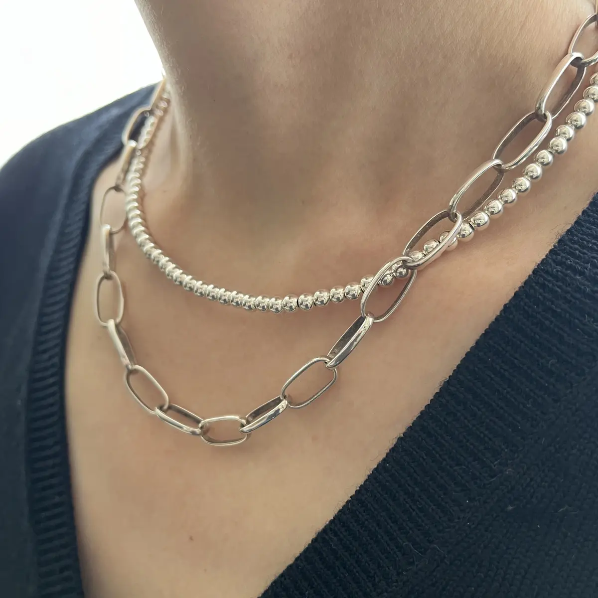 シルバーアクセサリー　エリッカニコラスビゲイ　ビーズとチェーンネックレス　着用 エクラ編集部員の偏愛名品図鑑