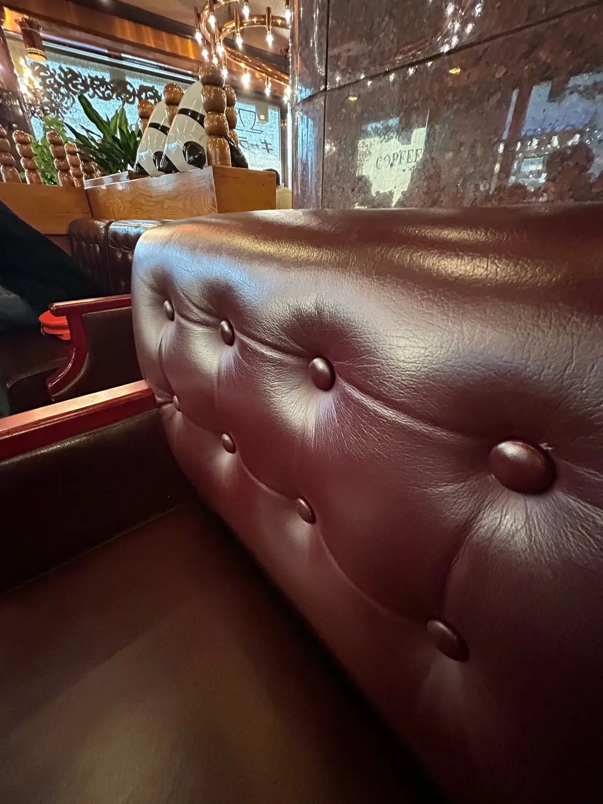 革張りソファー　レトロ喫茶　アンティーク家具