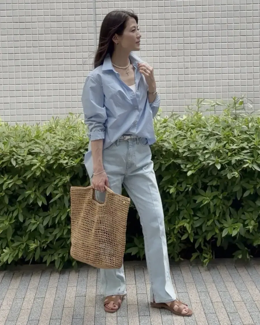 ユニクロ ブルーシャツ　デニムパンツ　かごバッグ　夏コーデ