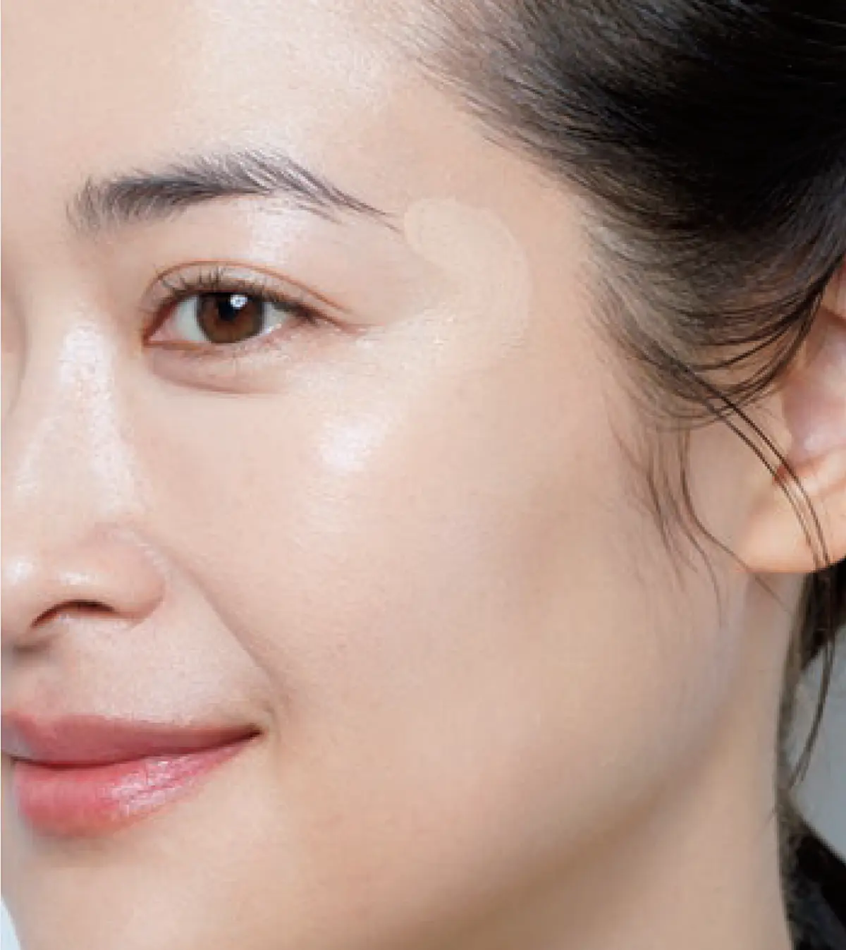 こめかみの凹みには 追いファンデーション 