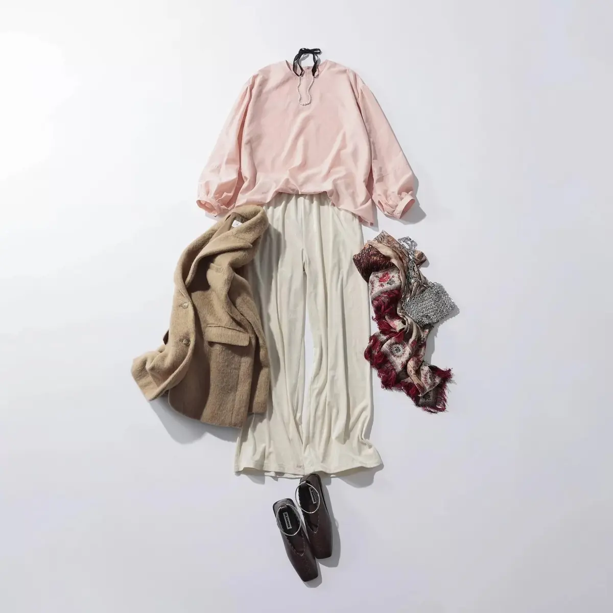 LOOK7  優しい表情を演出するピンクのブラウスを主役に同窓会へ