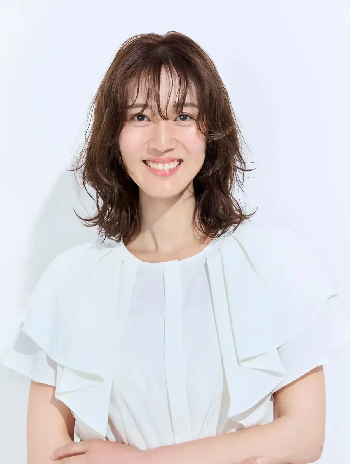 Webエクラ 前から見たミディアムヘアスタイル　40代 50代 髪型