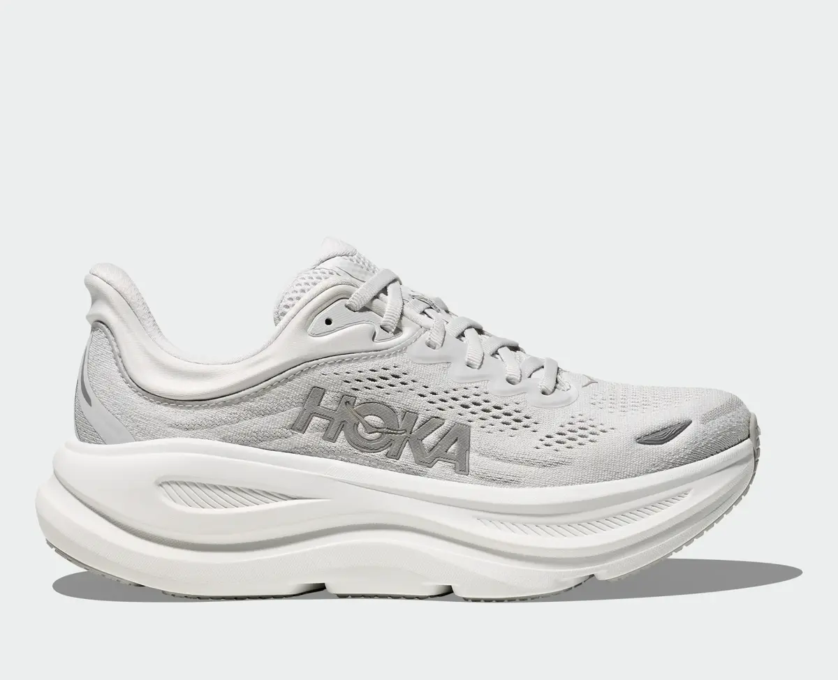HOKAの中でもトップクラスのクッション性を誇 るランニングシューズ。「ふだんもおしゃれに履けます。膝へ の衝撃を減らしたい人にも」。BONDI 9 ￥24,200／デッカー ズジャパン（ホカ®）