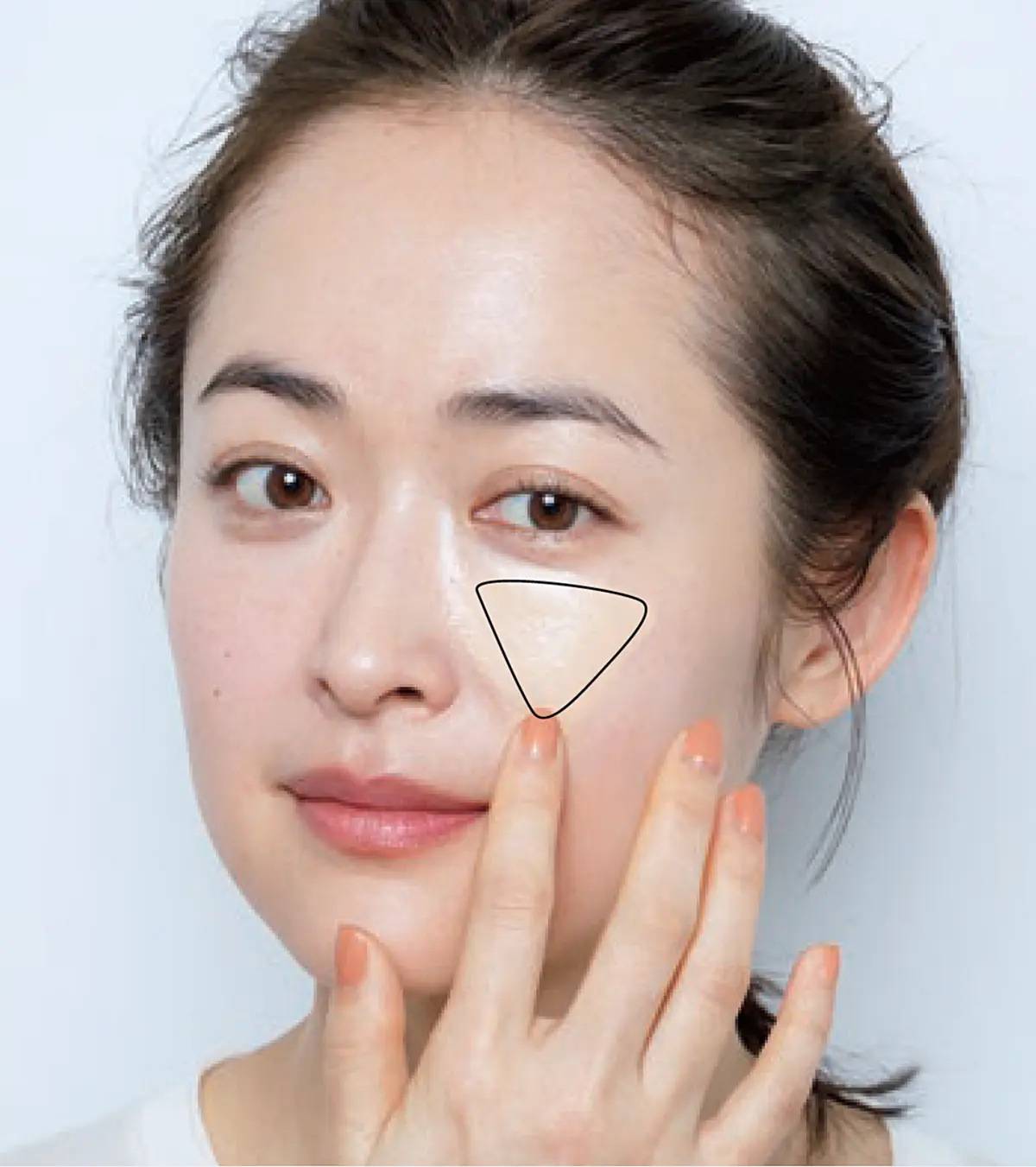 肉厚に見せたい部分にリキッドを指でのせる　50代の“年相応”ベースメイク、長井かおりの最適解