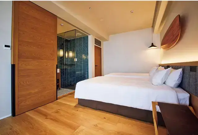 上質なナチュラルテイストが心地よい。ベッドルームは独立したつくりでそれぞれに洗面所が備わっている UMITO 鎌倉 腰越 神奈川県 鎌倉 