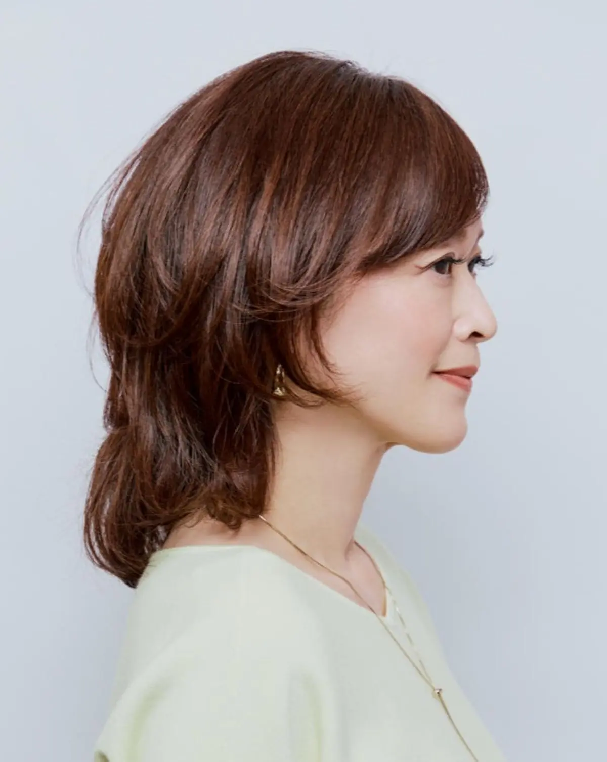 Webエクラ 横から見たミディアムヘアスタイル
