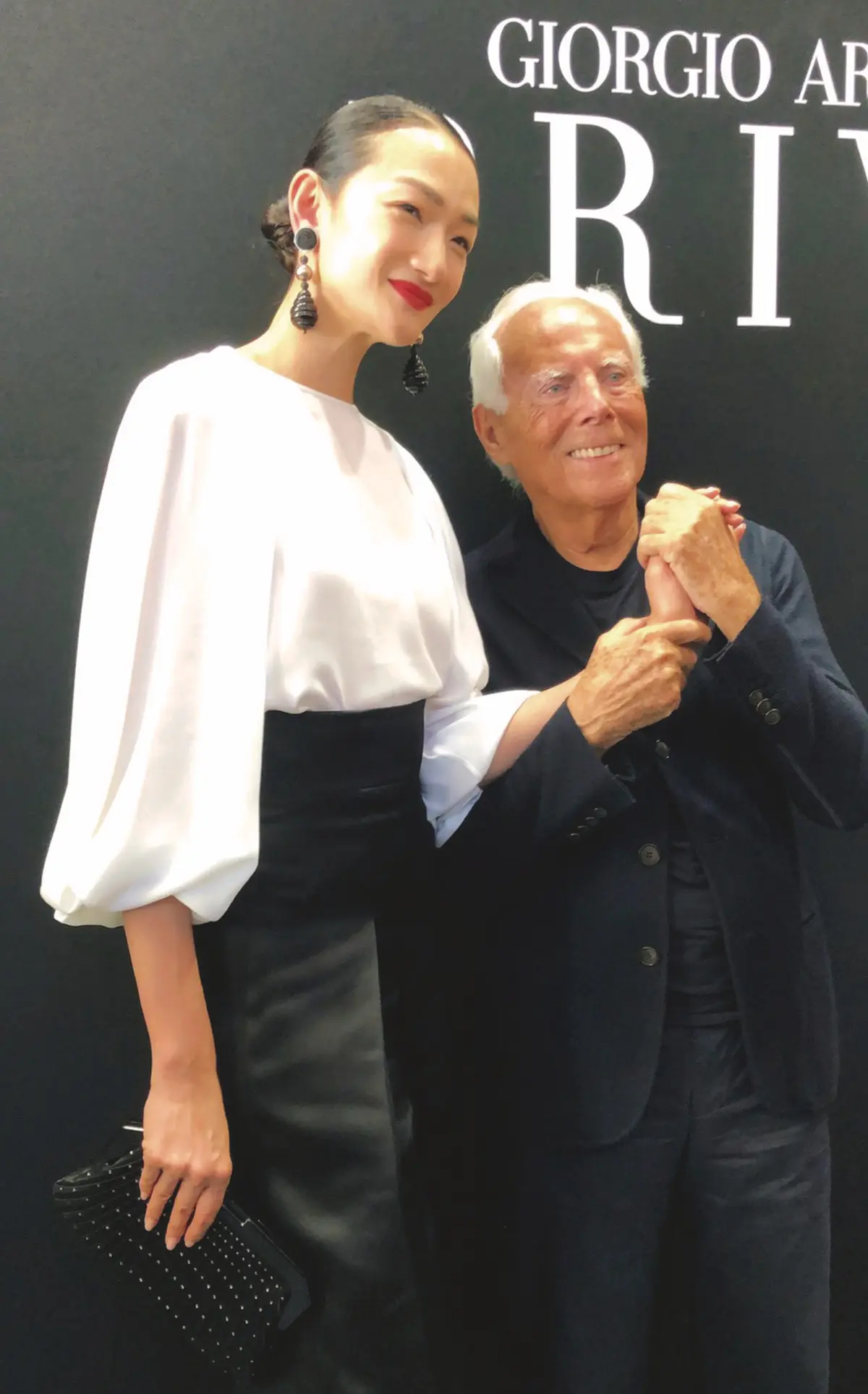 冨永愛　アルマーニ　プリヴェのショーを見にいった際の2ショッ ト（写真は冨永さん提供）。東京でのクルーズ コレクションでは、フィナーレに冨永さんが 登場したことも