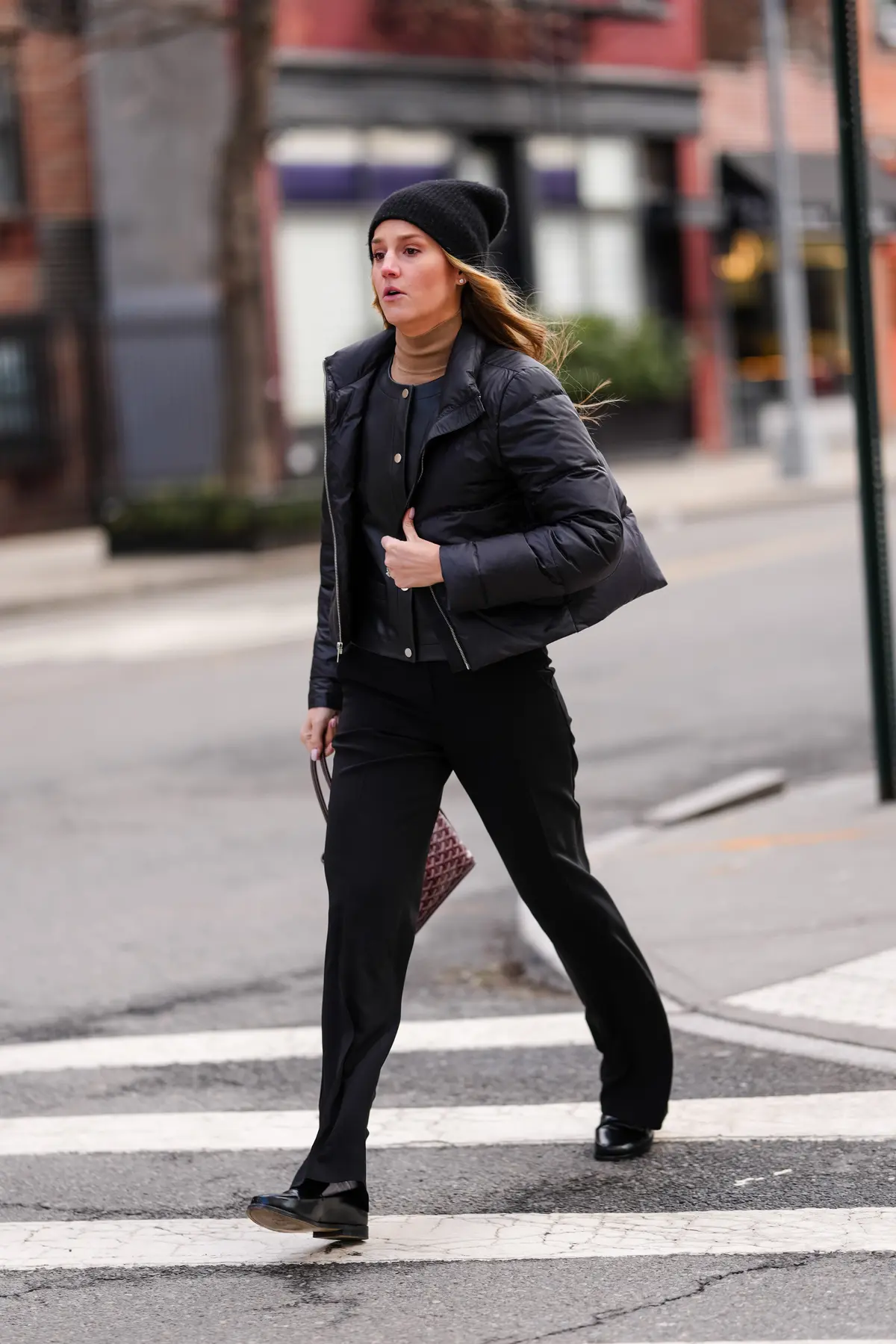 黒ダウンジャケット タートルネックニットコーデ 海外ファッションスナップ