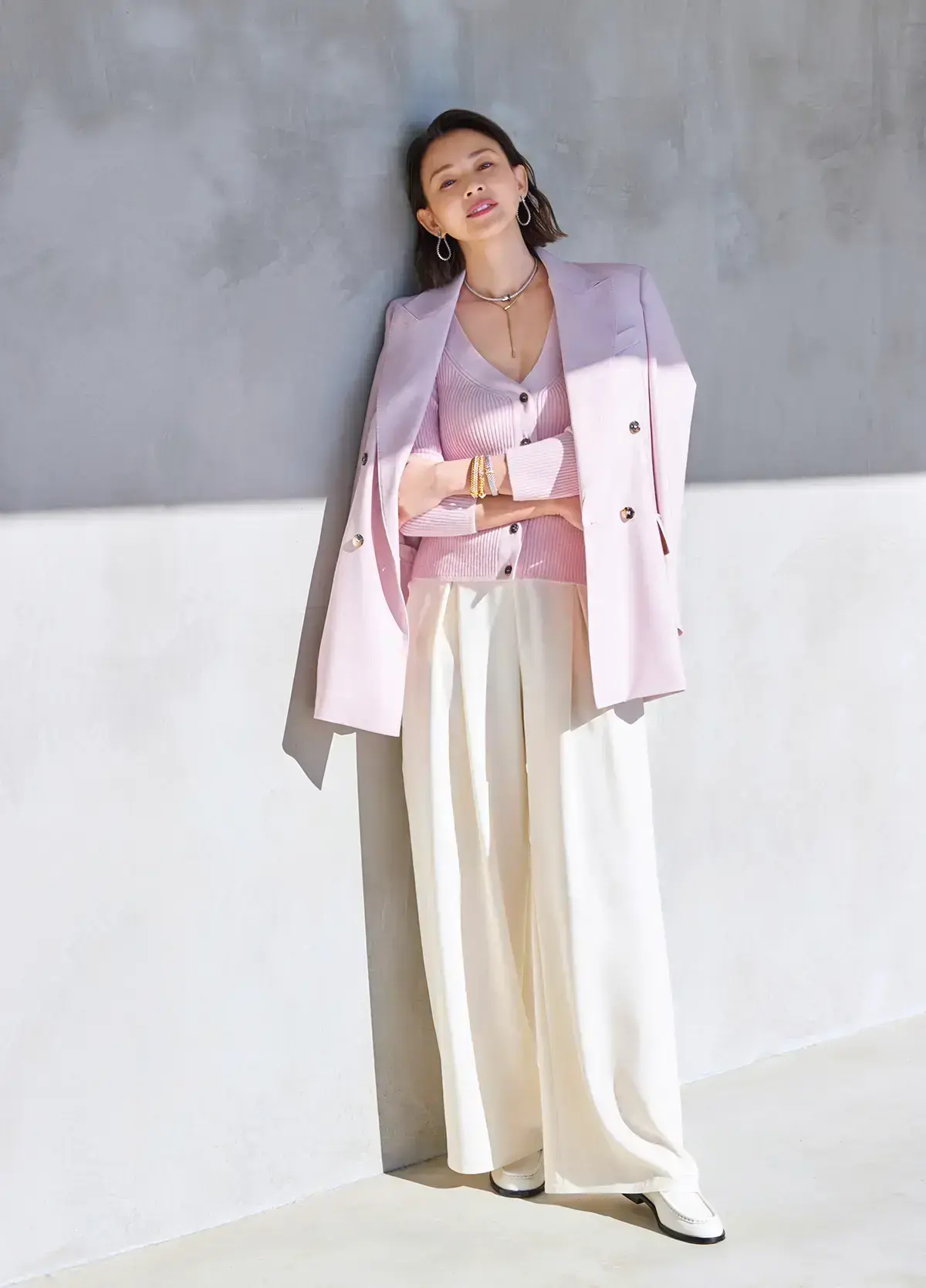 「軽やかカラー」をレイヤードする春コーデ　SHIHO　品格を携えたスマートなピンクに、 とろみホワイトで優美なキレ味を加えて