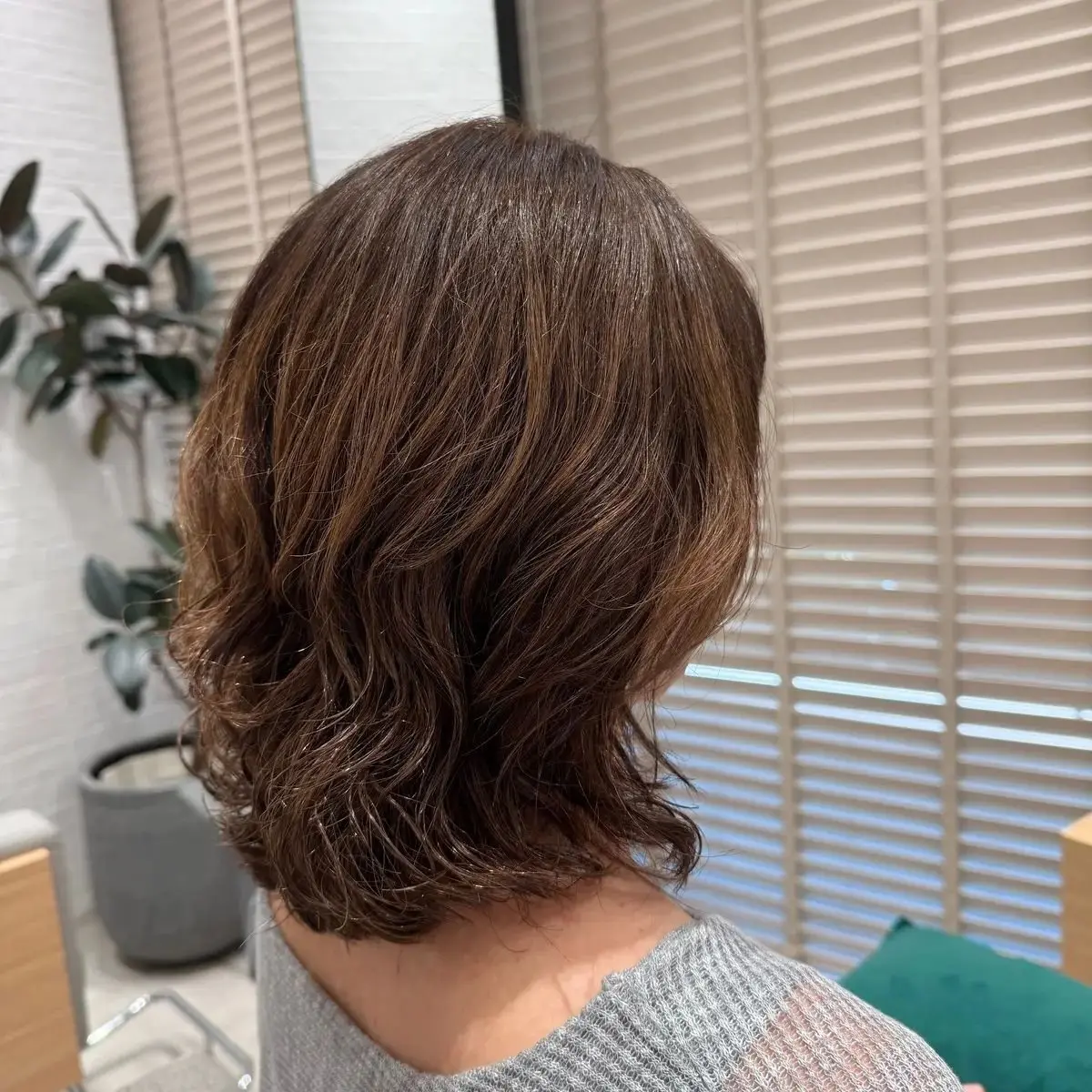 ミディアムヘア　パーマ　横から見たヘアスタイル