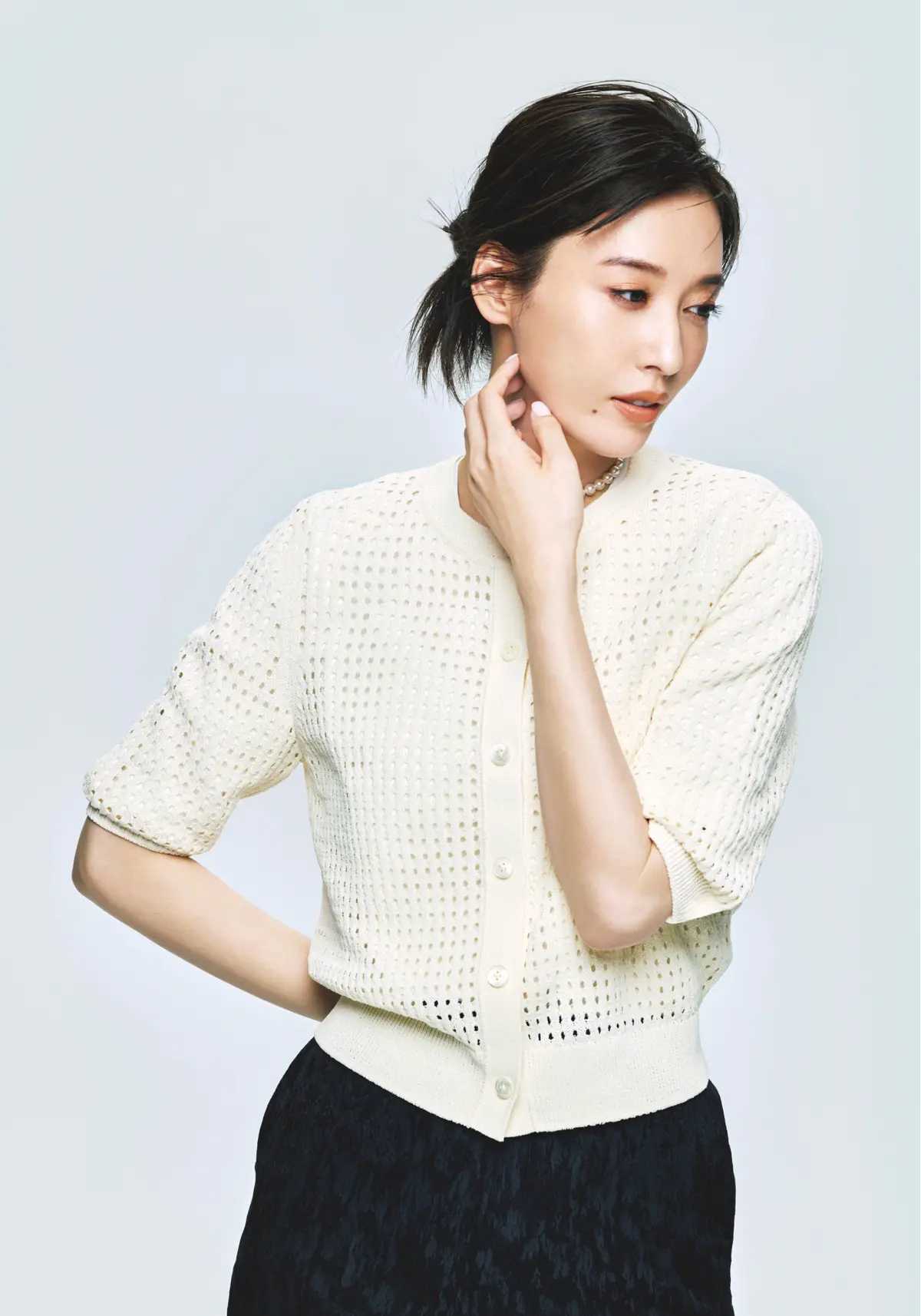 正統派のカーディガンをアップデートする透ける編み地と五分袖のかけ合わせ