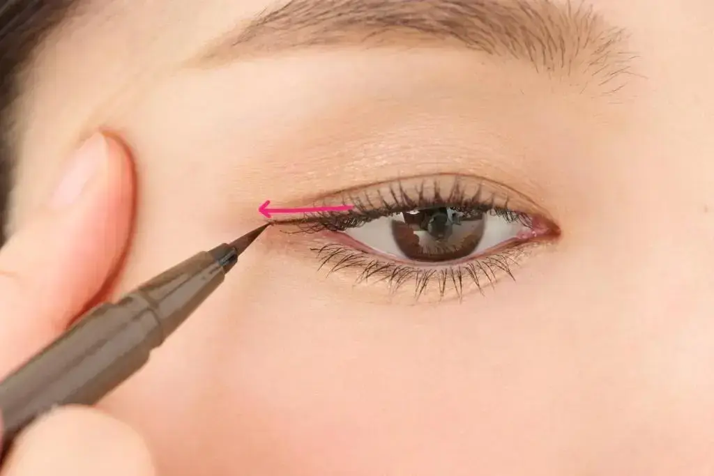 アウトサイドラインは目尻のみに