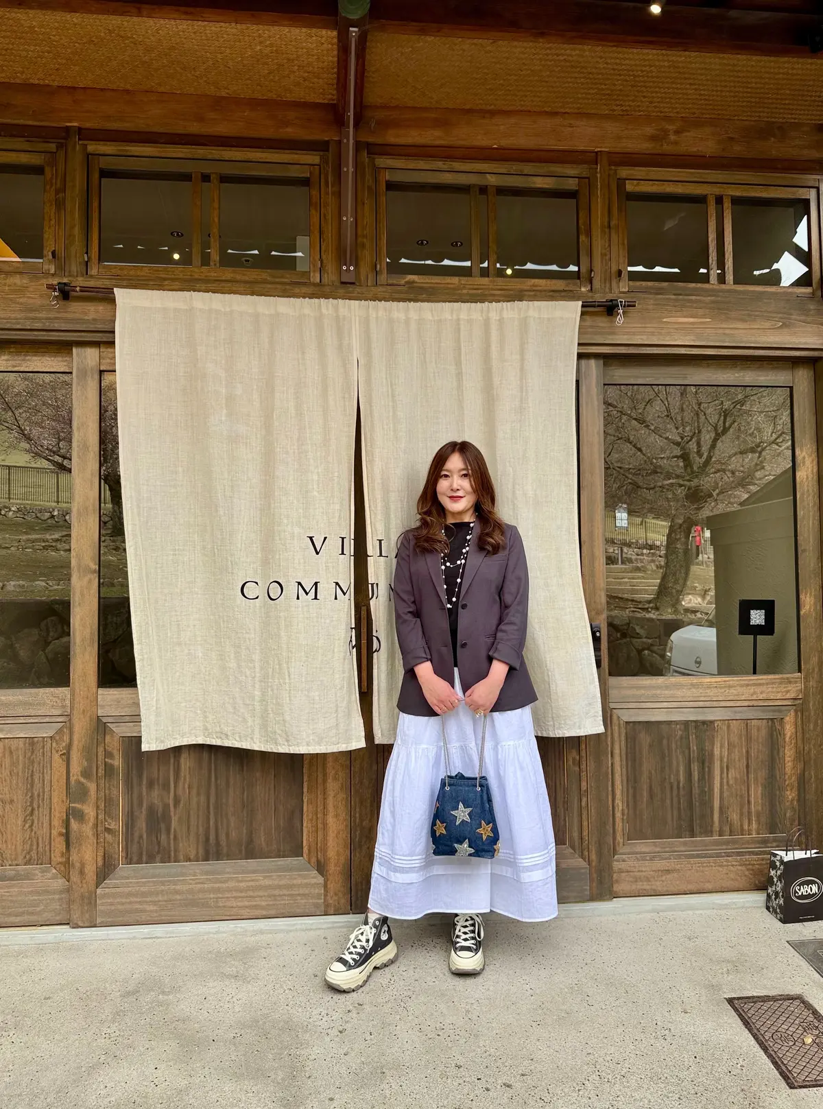 ジャケット　ホワイトスカート　UNIQLO ユニクロ　コンバース　厚底コンバース　ジャケットコーデ　50代コーデ　50代ファッション　きれいめカジュアル　50代カジュアル