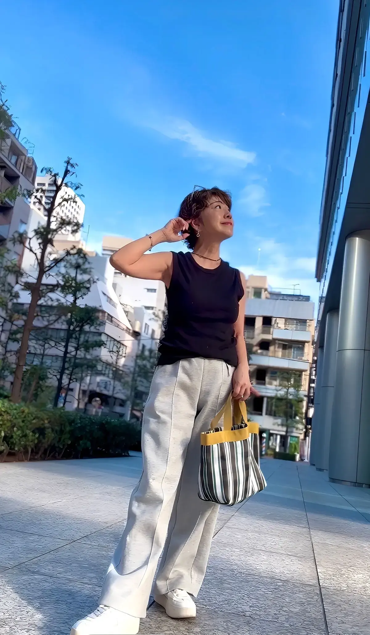 UNIQLOのグレーのパンツ　ボリューム感のある白スニーカー　夏コーデ