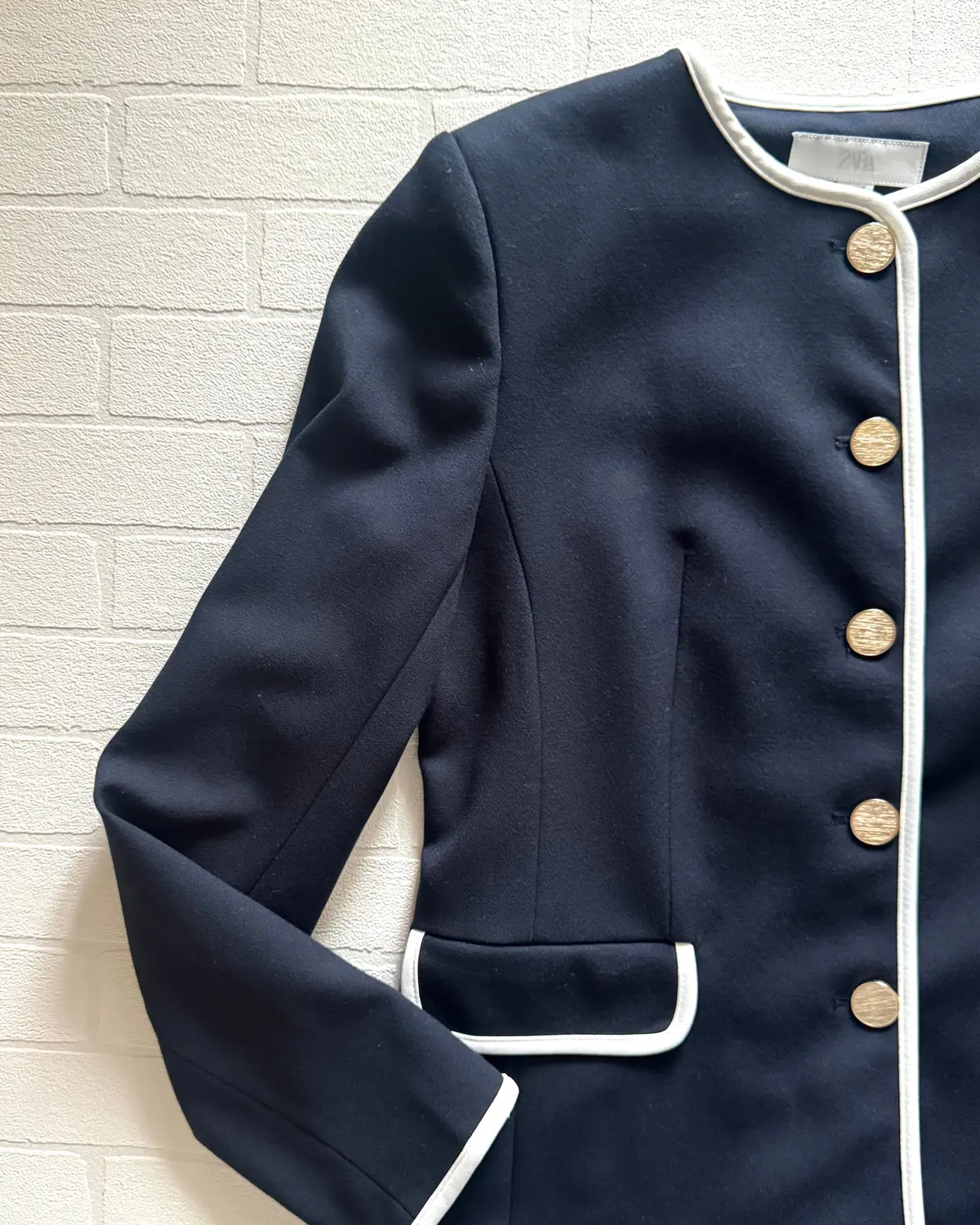 【ZARA】ネイビージャケットを羽織っての画像_4