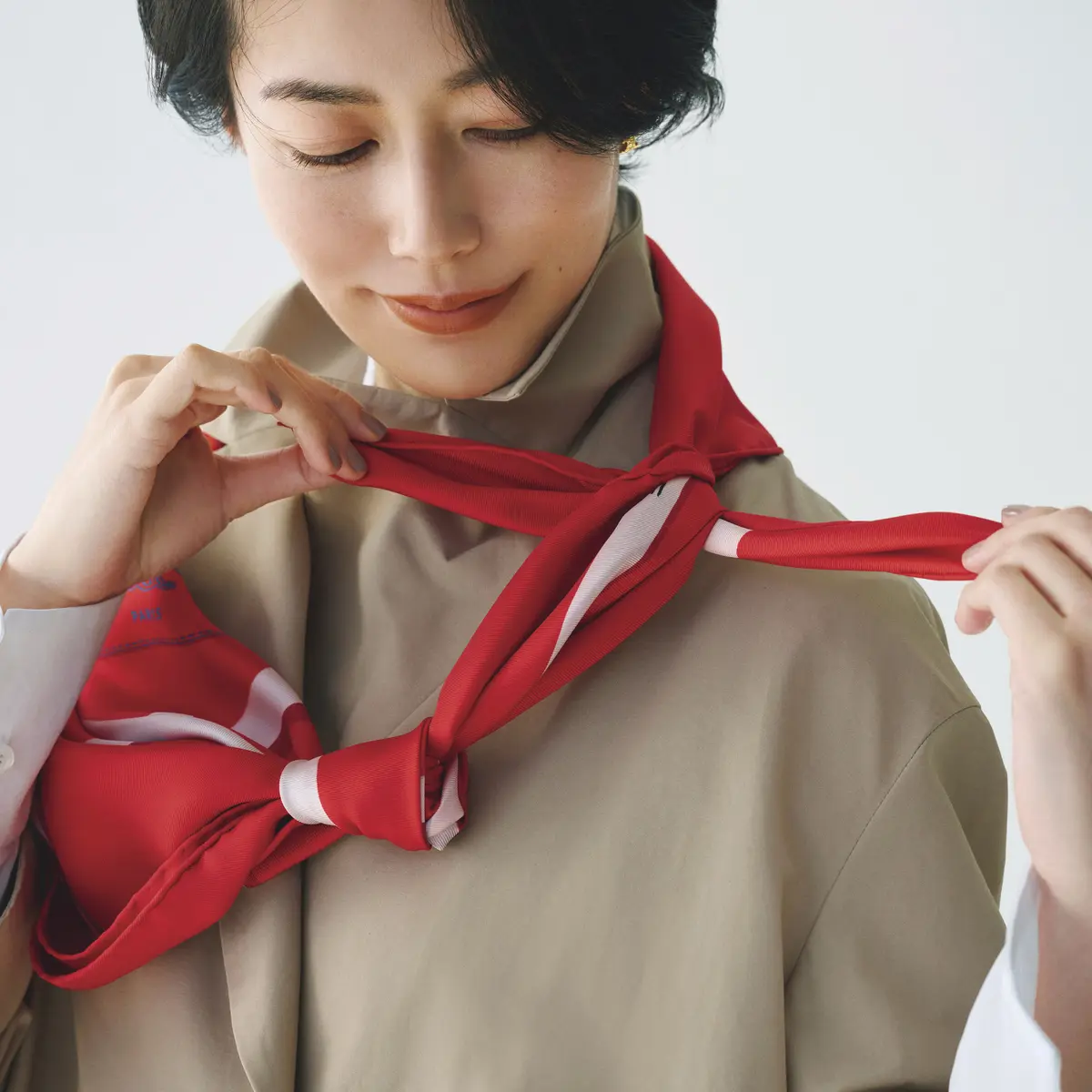 セリーヌ　スカーフ　巻き方　直角の部分を下にし、2の両 端を肩の上あたりで結ぶ