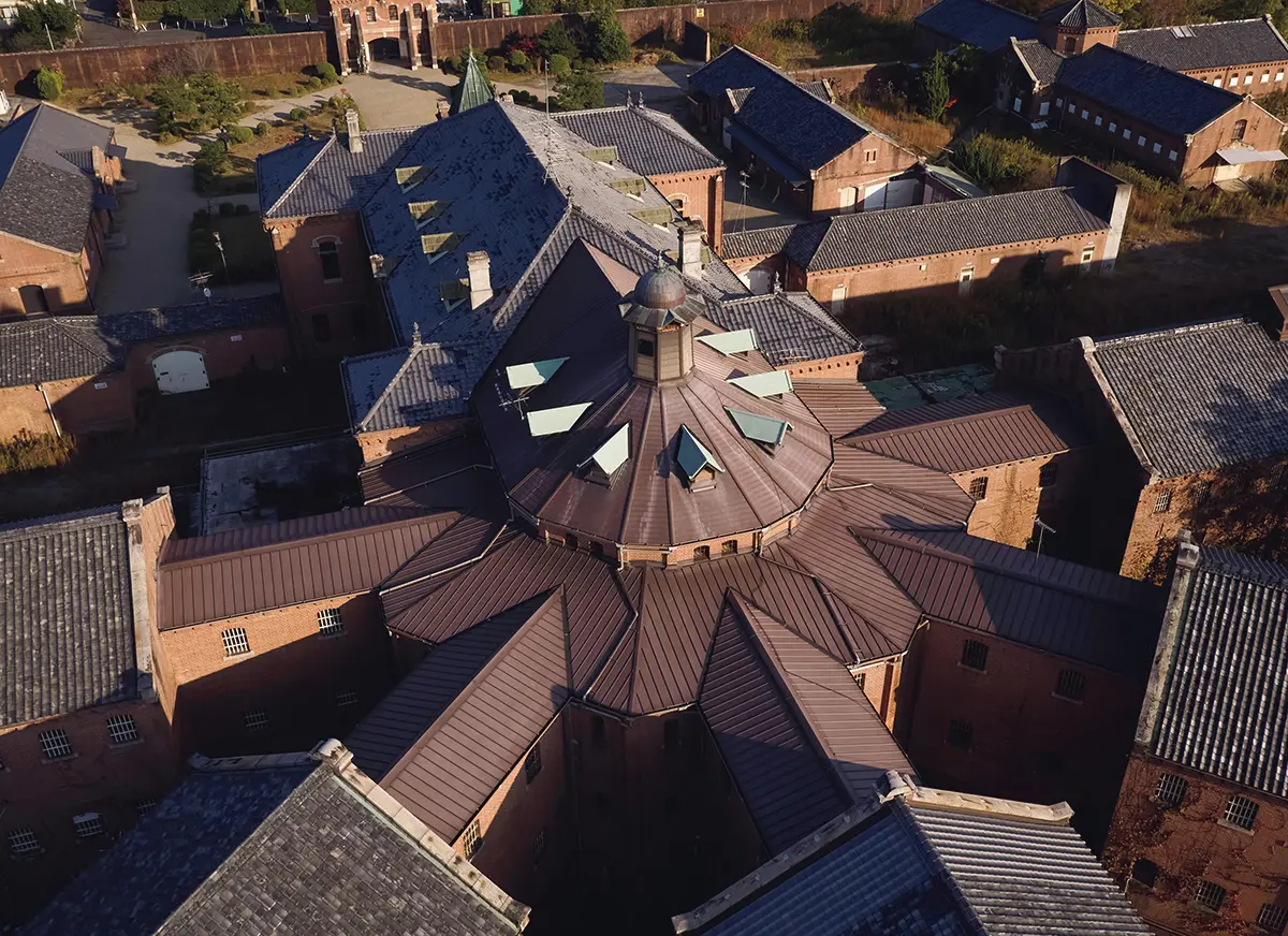 中央看守所から放射状に分房監 （収容棟）がのびる「ハヴィランド・ システム」という建築構造